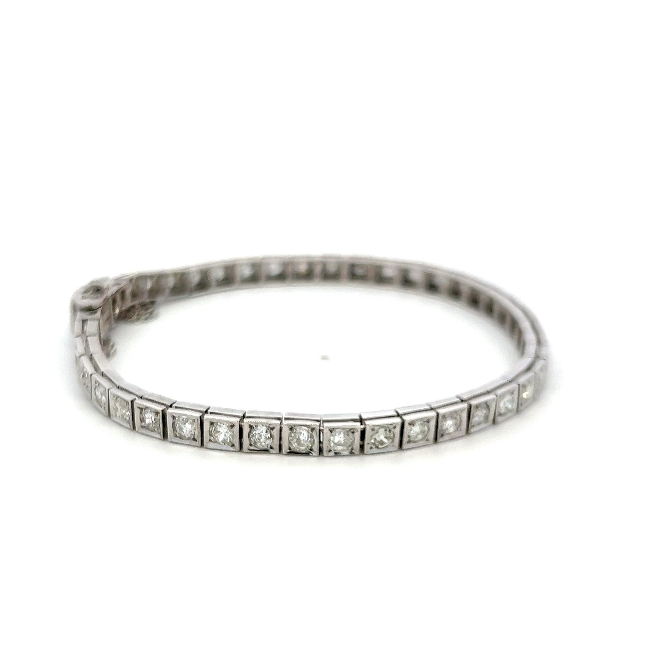 Título:
Brazalete de tenis de platino con diamantes de corte europeo antiguo G VS y forma baguette G VS de 4,49 quilates
Estilo:
Tenis
Metal:
Platino
Gema 1:
Diamante de 0,3 quilates
Número de piedras:
6
Color:
G
Claridad:
VS
Forma:
Forma de