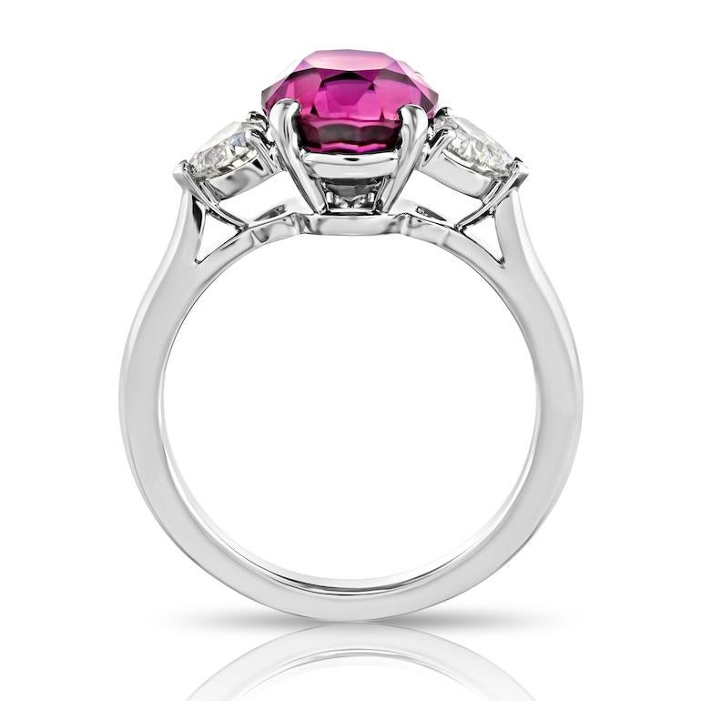 Contemporaneo Zaffiro rosa ovale da 4,49 carati con due diamanti a cuore in un anello di platino in vendita
