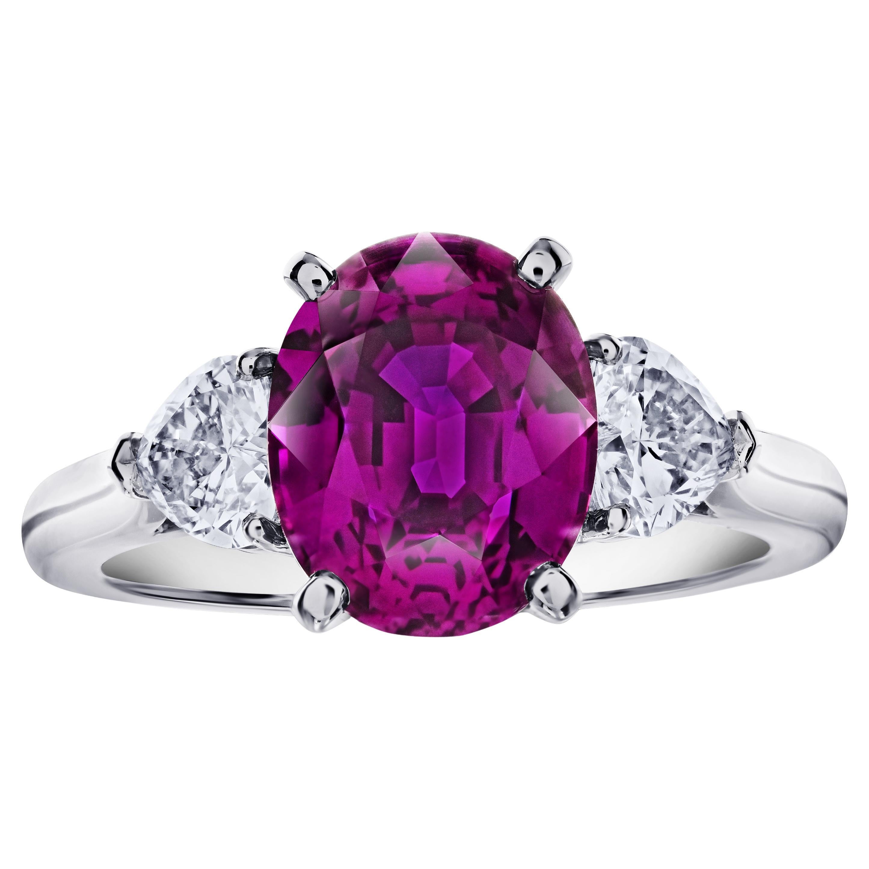 Zaffiro rosa ovale da 4,49 carati con due diamanti a cuore in un anello di platino