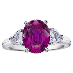 Zaffiro rosa ovale da 4,49 carati con due diamanti a cuore in un anello di platino