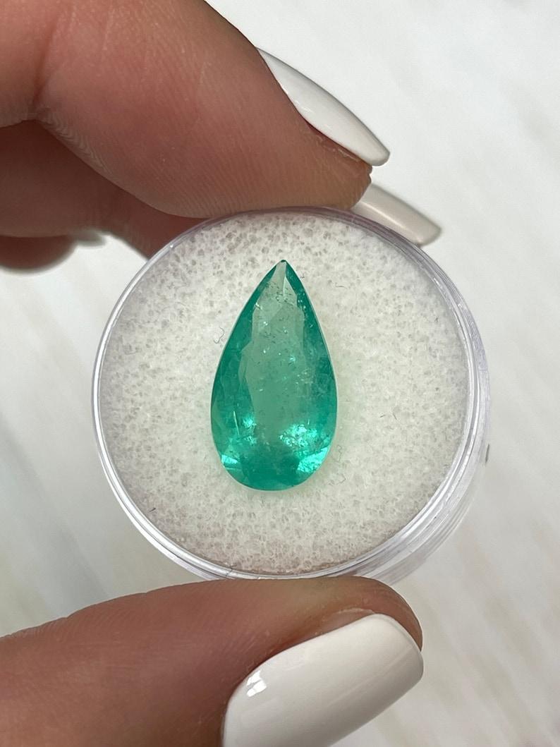 A. Stone: Smeraldo
Peso: 4,49 carati
Forma: Taglio a pera
Chiarezza: Trasparente
Lucentezza: Molto buono
Colore: verde medio chiaro
Misure: 16,22 mm x 8,97 mm x 6,01 mm
Origine geografica: Colombia
Trattamento: Naturale, oliatura

Commenti: A causa