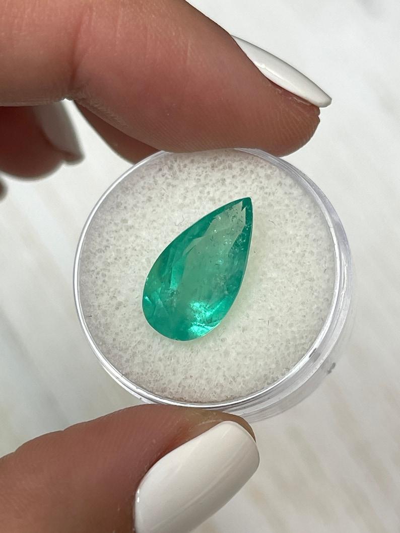 Moderno 4,49 Carati Smeraldo colombiano verde sottile - 16x9 Taglio a pera Maggio in vendita
