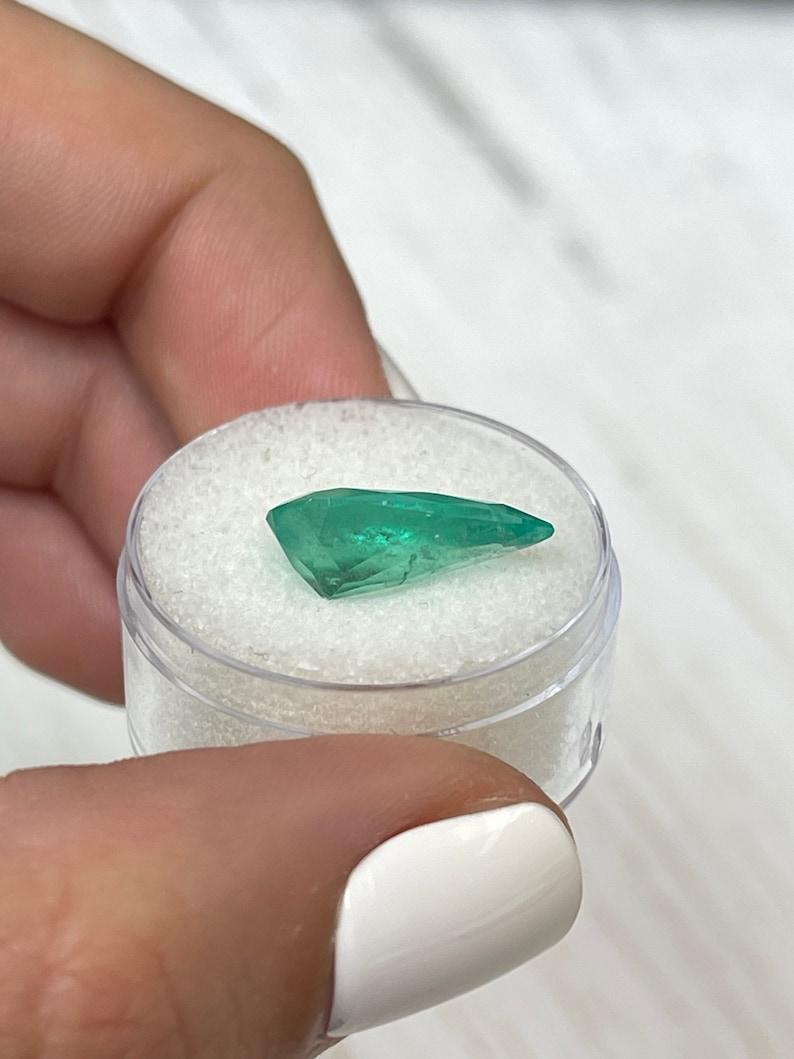 Donna 4,49 Carati Smeraldo colombiano verde sottile - 16x9 Taglio a pera Maggio in vendita