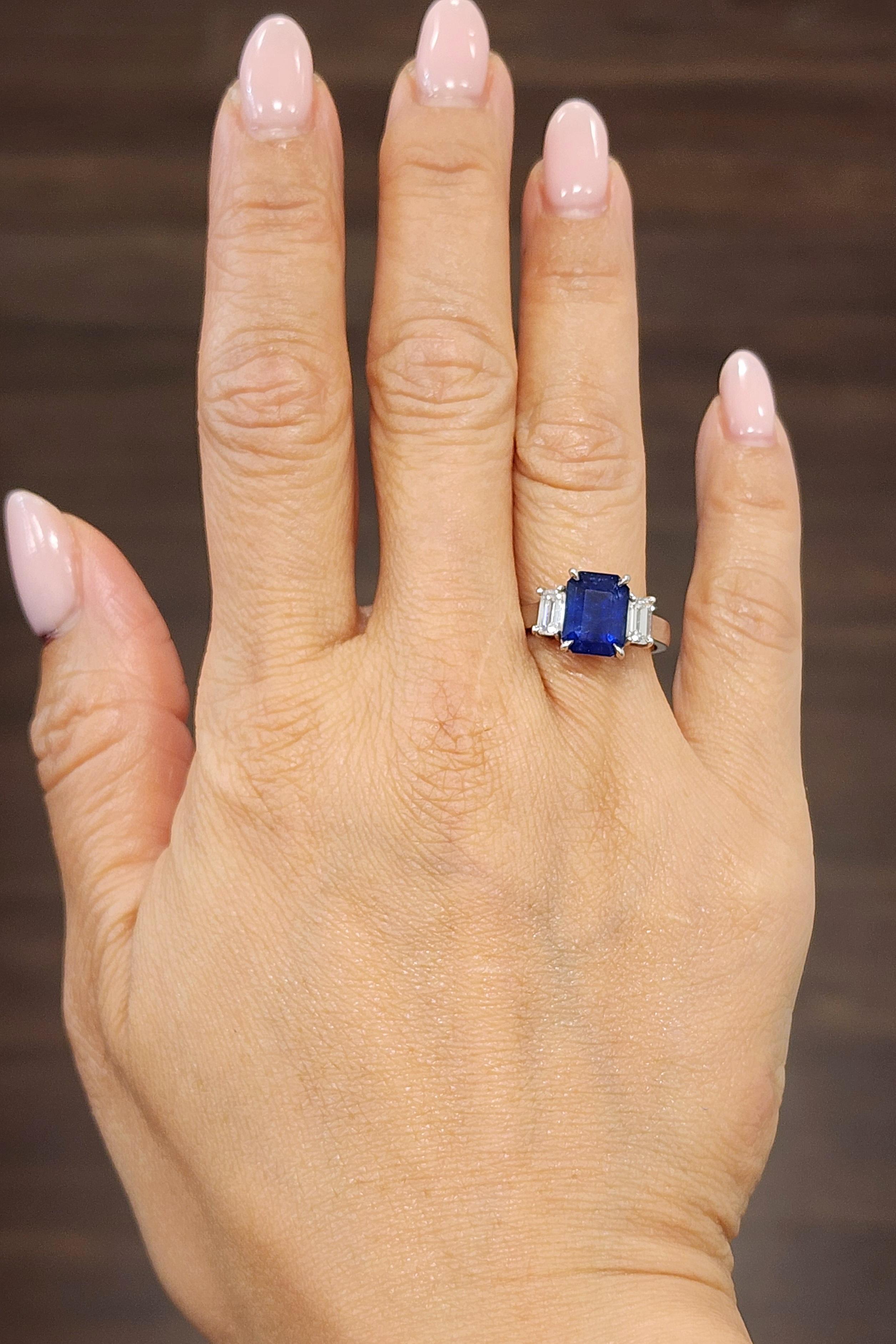 Dieser wunderschöne Ring aus natürlichem Saphir und Diamant hat einen Mittelstein von 3,77 Karat und 2 Smaragde von je 0,72 Karat auf jeder Seite. Die Diamanten haben eine Farbe von E/F und eine Reinheit von VS. Ein prächtiger Ring, der den Finger