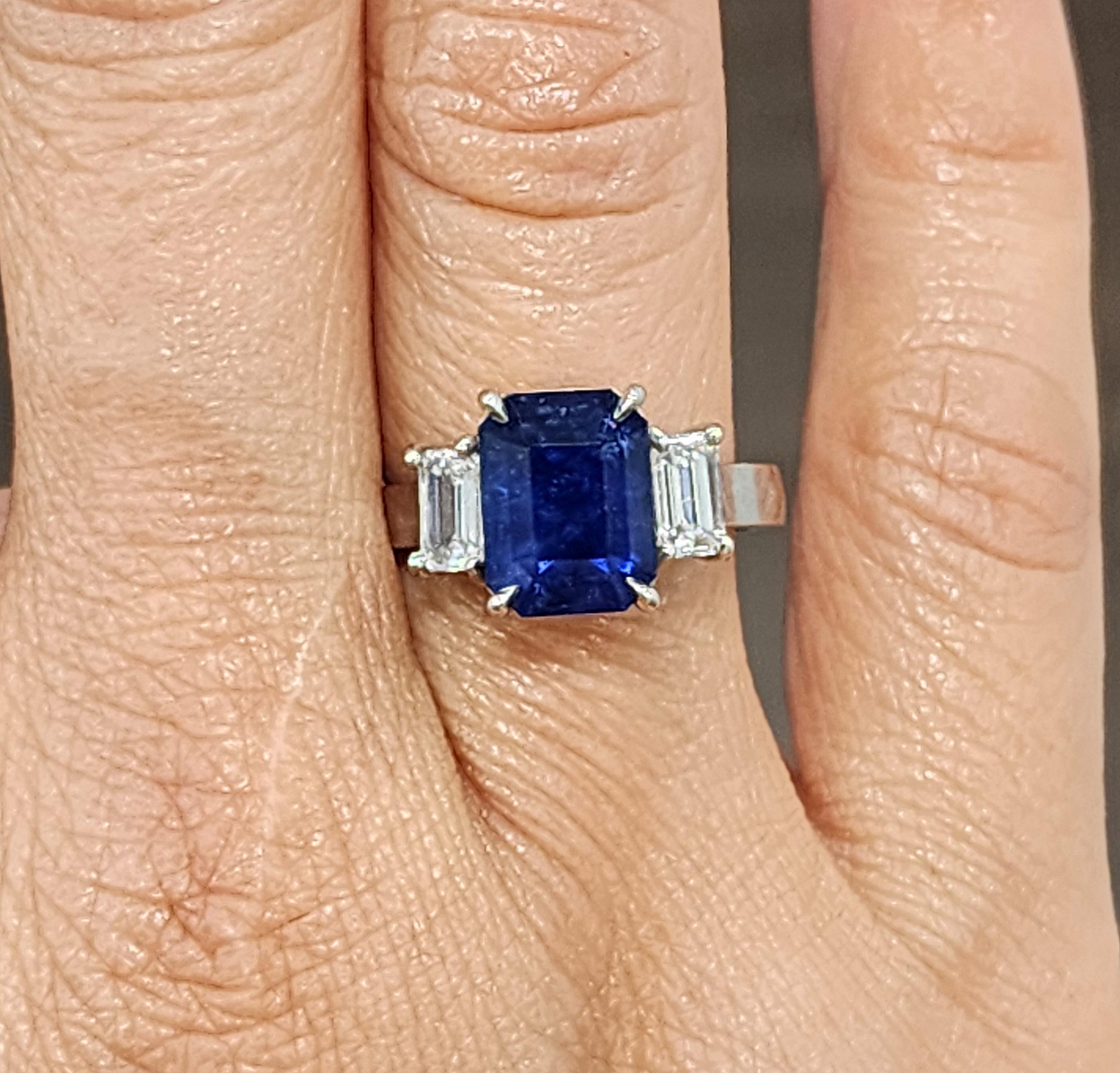 Ring mit 4.49 Karat natürlichem Saphir und Diamant (Moderne) im Angebot