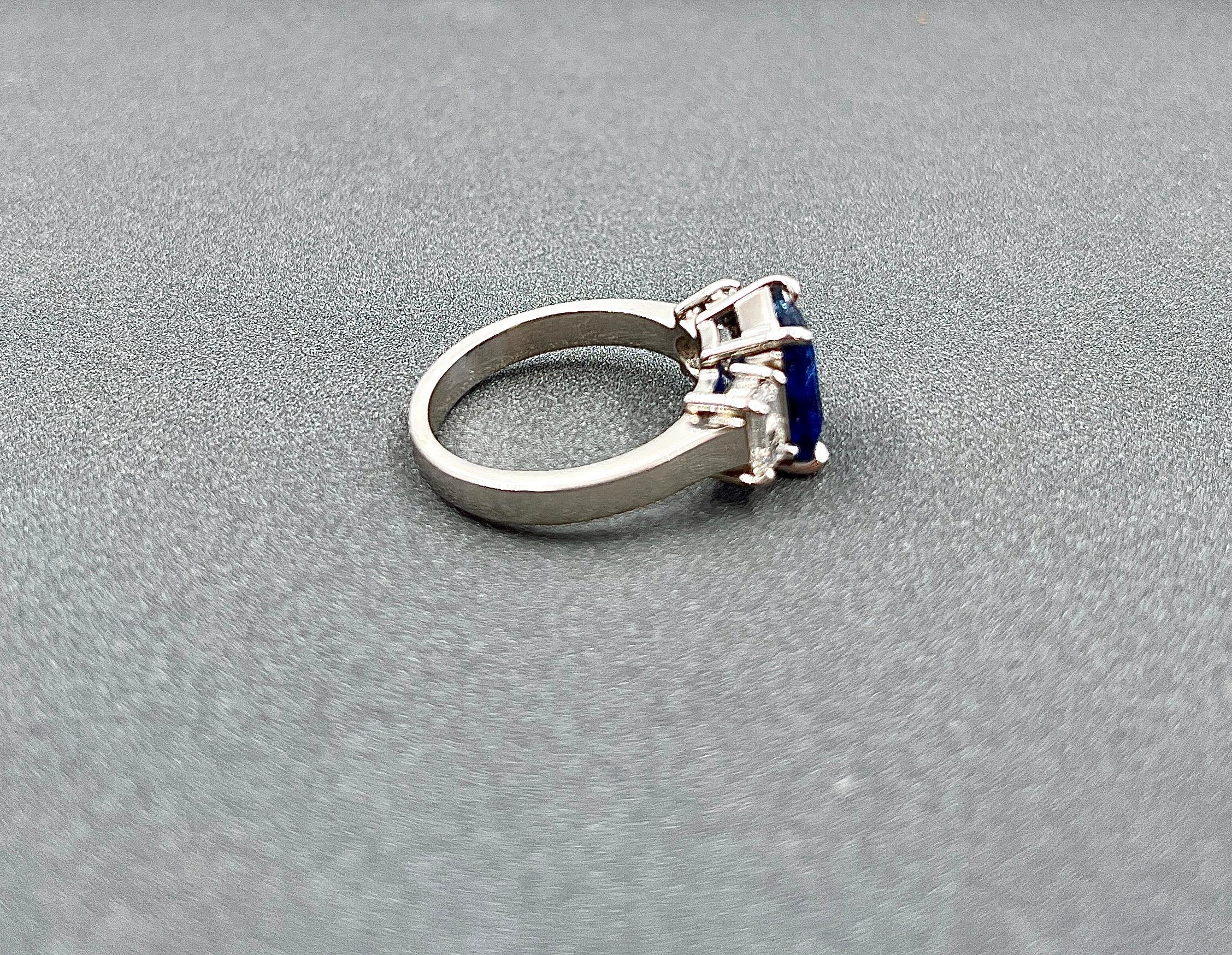 Ring mit 4.49 Karat natürlichem Saphir und Diamant (Smaragdschliff) im Angebot