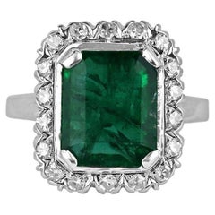 Anillo Halo de Diamantes y Esmeralda Verde Oscuro de 14 quilates y 4,49 quilates
