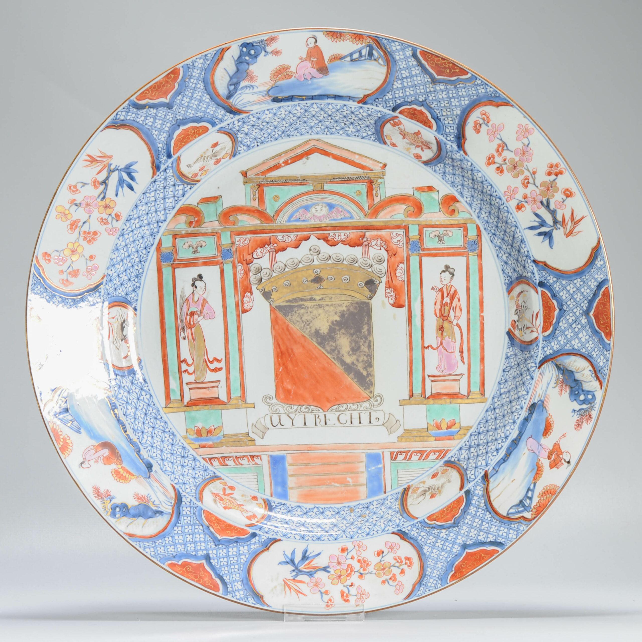 Condividiamo con te questo grande e insolito caricatore cinese in porcellana.
Questo interessante piatto antico è decorato in blu sottosmalto e smalti sovraverniciati tra cui rosso, verde, rosa e dorato sul tondo centrale con un'elaborata predella