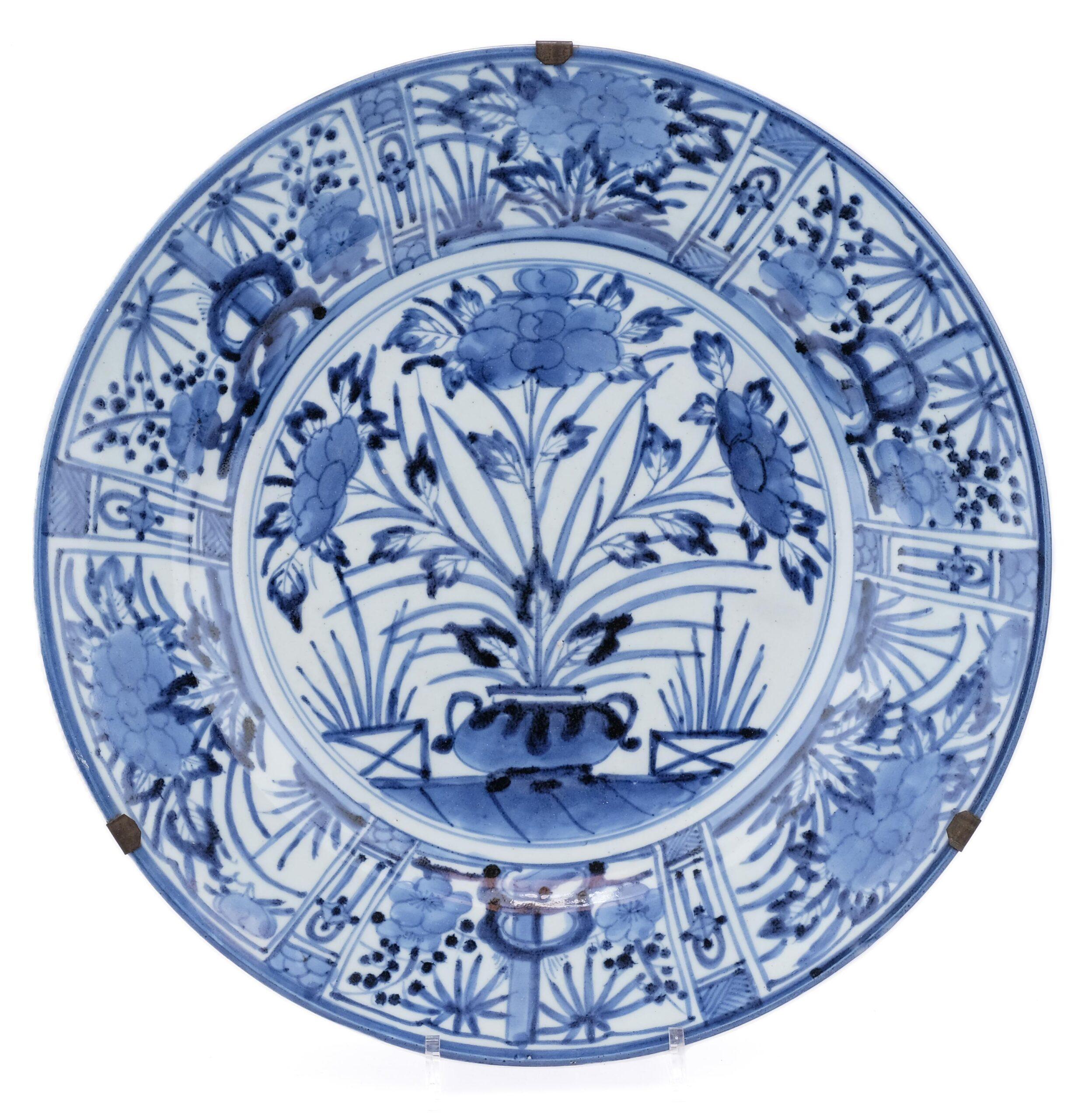 Antique Kraak Edo Period 1680-1690 Japanese Porcelain Huge Charger Arita In Fair Condition In Amsterdam, Noord Holland