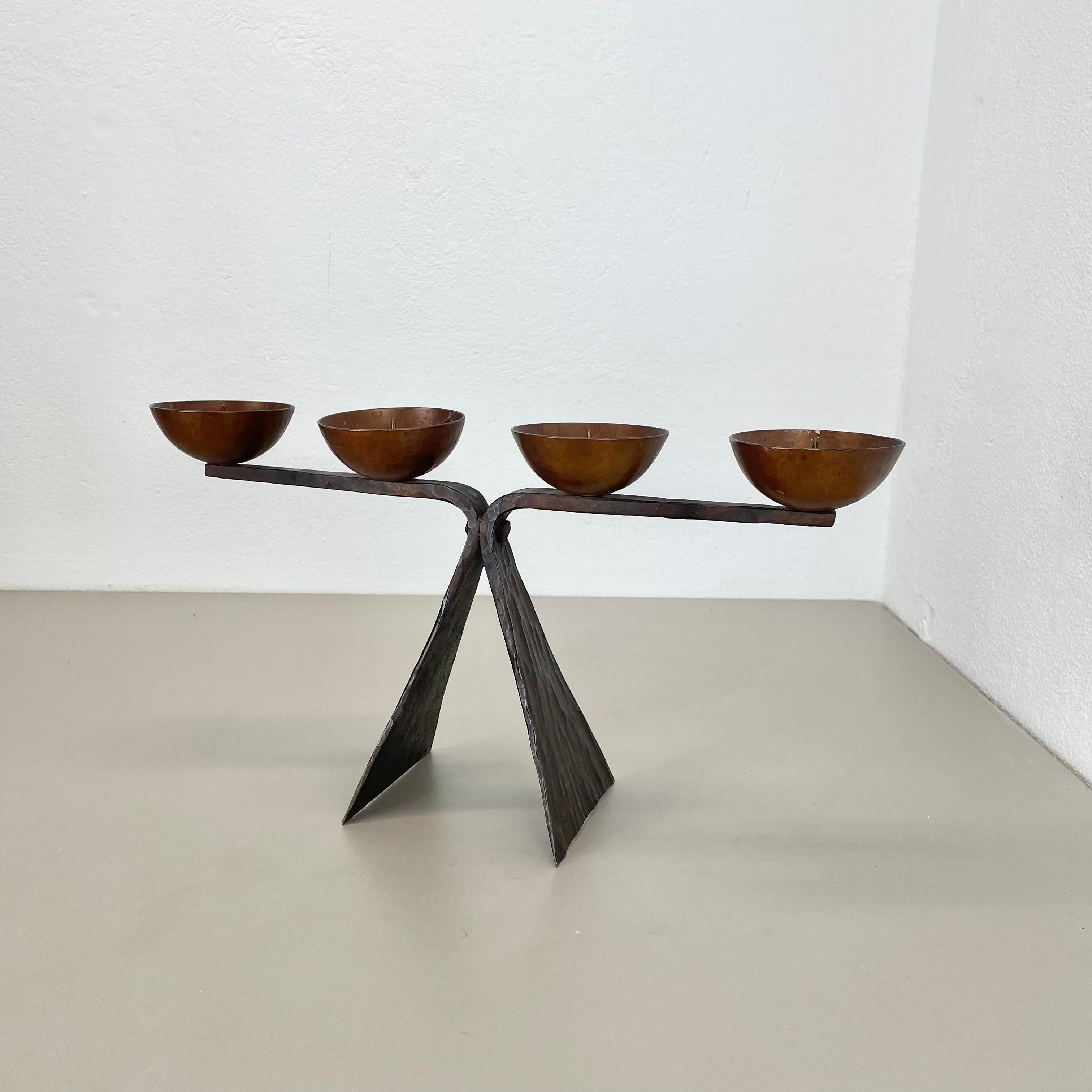 Artikel:

Kerzenhalter-Element


Herkunft:

Österreich


MATERIAL:

Kupfer und Metall


Jahrzehnt:

1950s



Dieser originelle Vintage-Kerzenhalter wurde in den 1950er Jahren in Österreich entworfen und hergestellt. Er ist aus massivem Kupfer zum