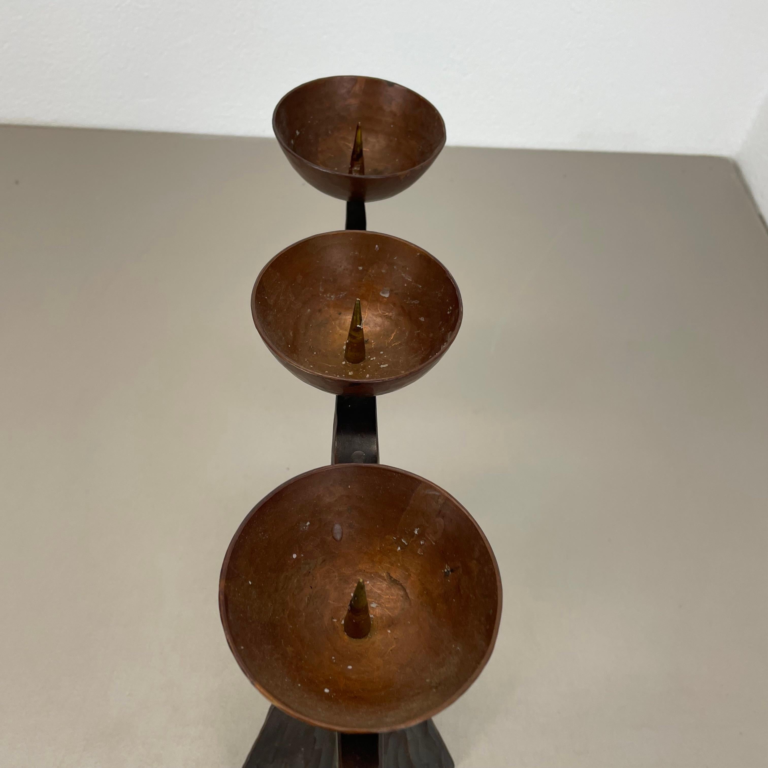 44cm Modernistischer Auböck-Stil Brutalistischer Kupfer-Metall-Kerzenhalter, Österreich 1950er im Zustand „Gut“ im Angebot in Kirchlengern, DE