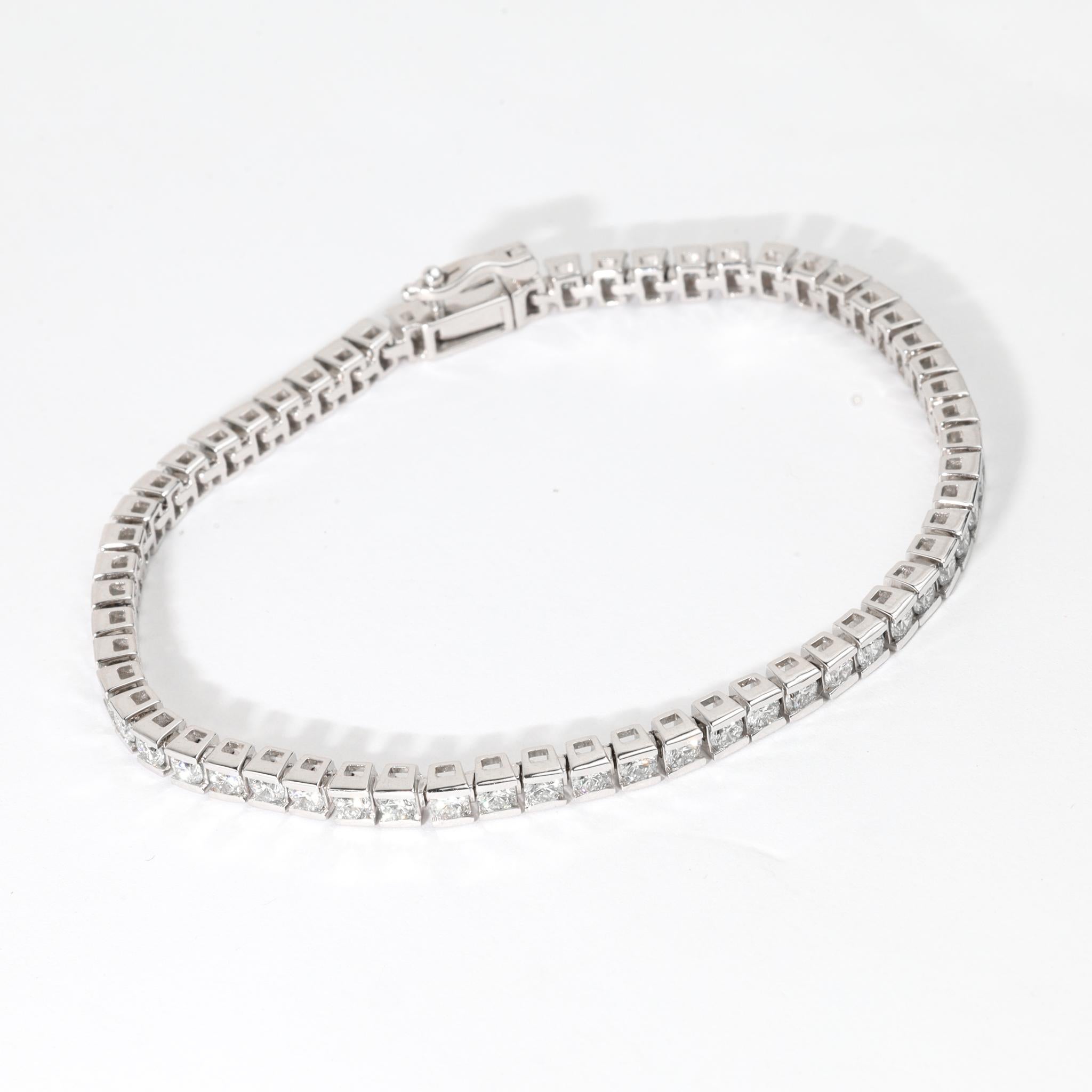 Un cimelio di luce - audace, brillante ed eternamente raffinato

Scopri la pura raffinatezza con questo bracciale tennis con diamanti da 4,37 carati, realizzato a mano, un'esibizione magistrale di precisione, lusso e sobria eleganza. Ogni diamante