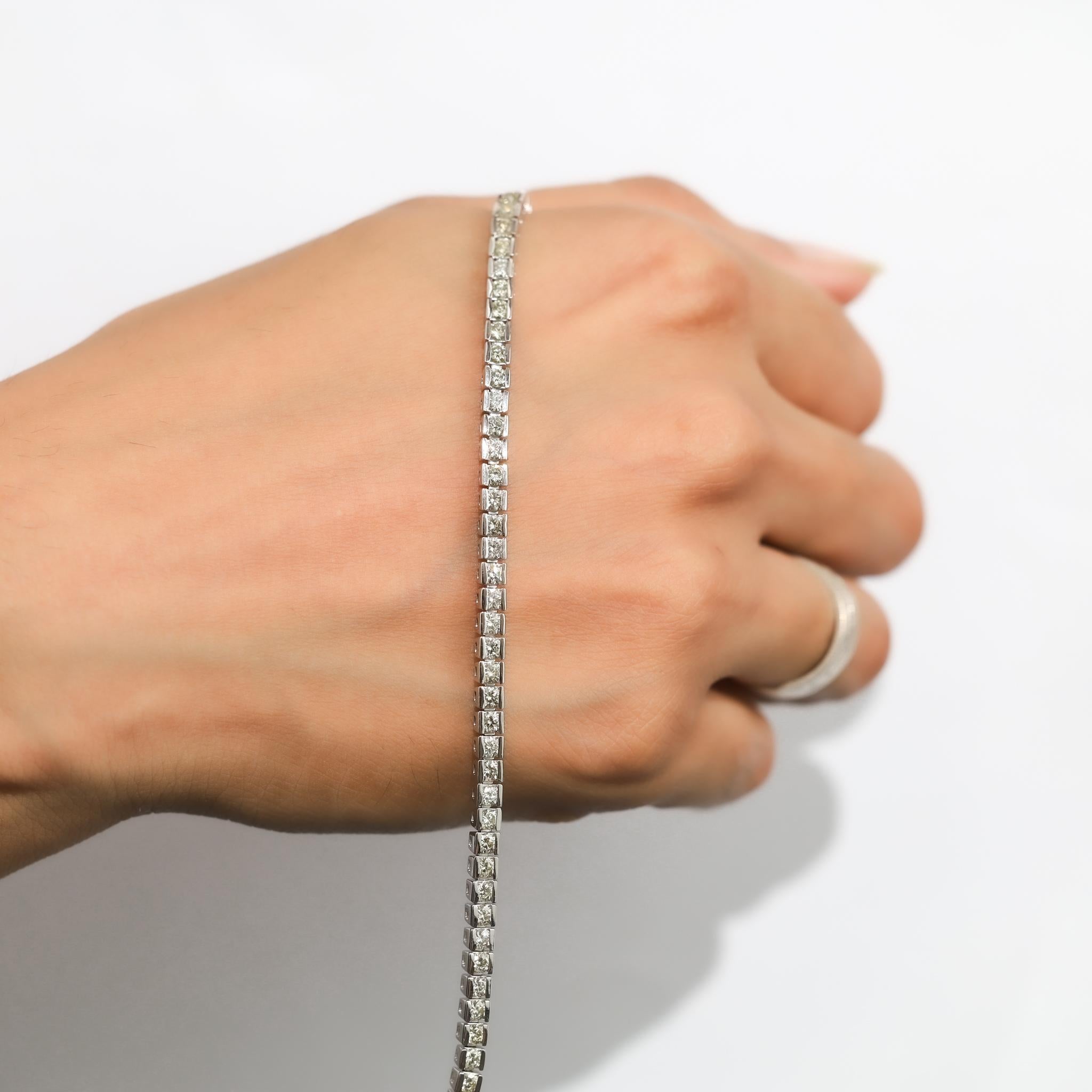 Taglio rotondo Bracciale tennis con diamanti naturali a taglio rotondo da 4,4 carati in oro bianco 18 carati - E. F. A. in vendita