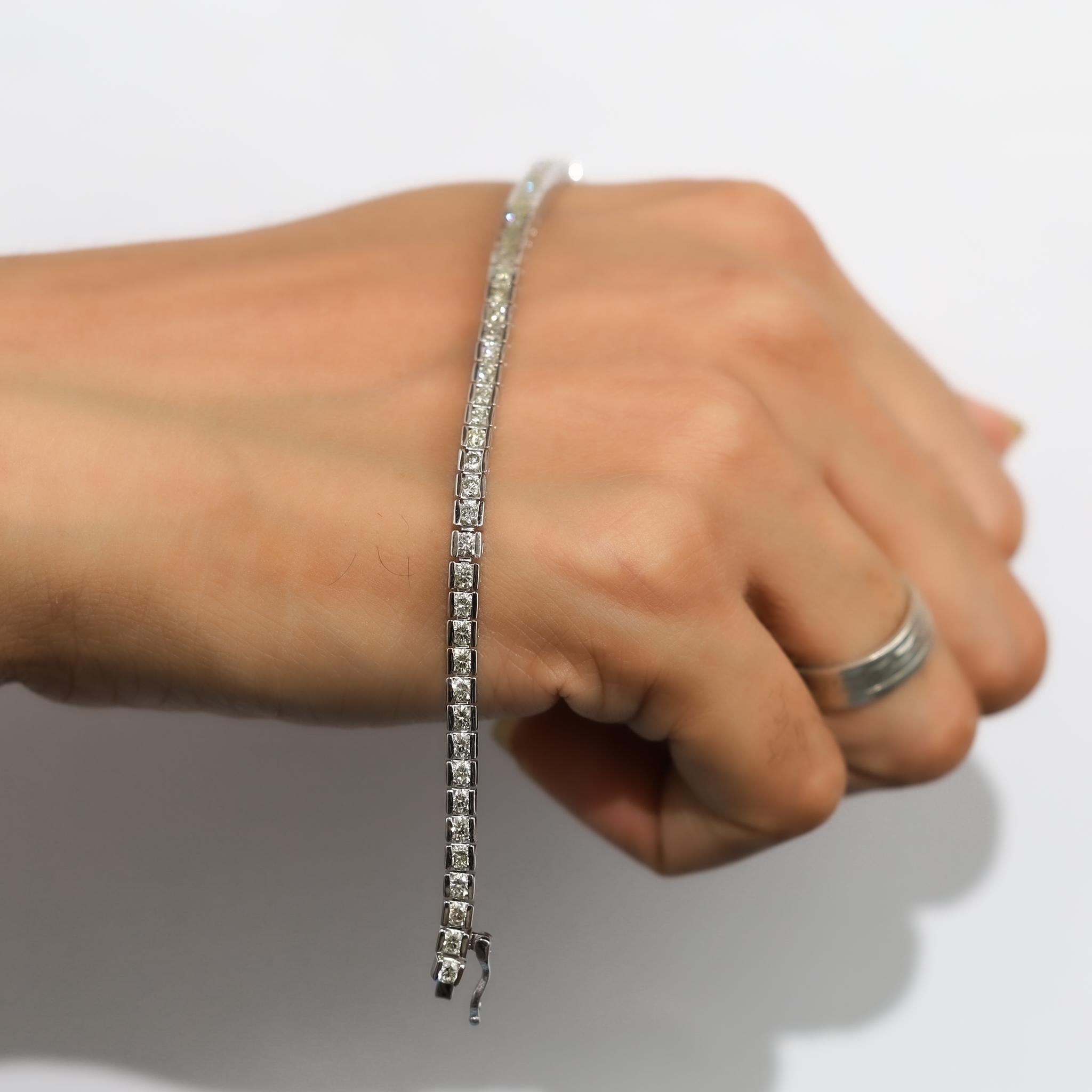 Bracciale tennis con diamanti naturali a taglio rotondo da 4,4 carati in oro bianco 18 carati - E. F. A. In condizioni Nuovo in vendita a Jaipur, RJ