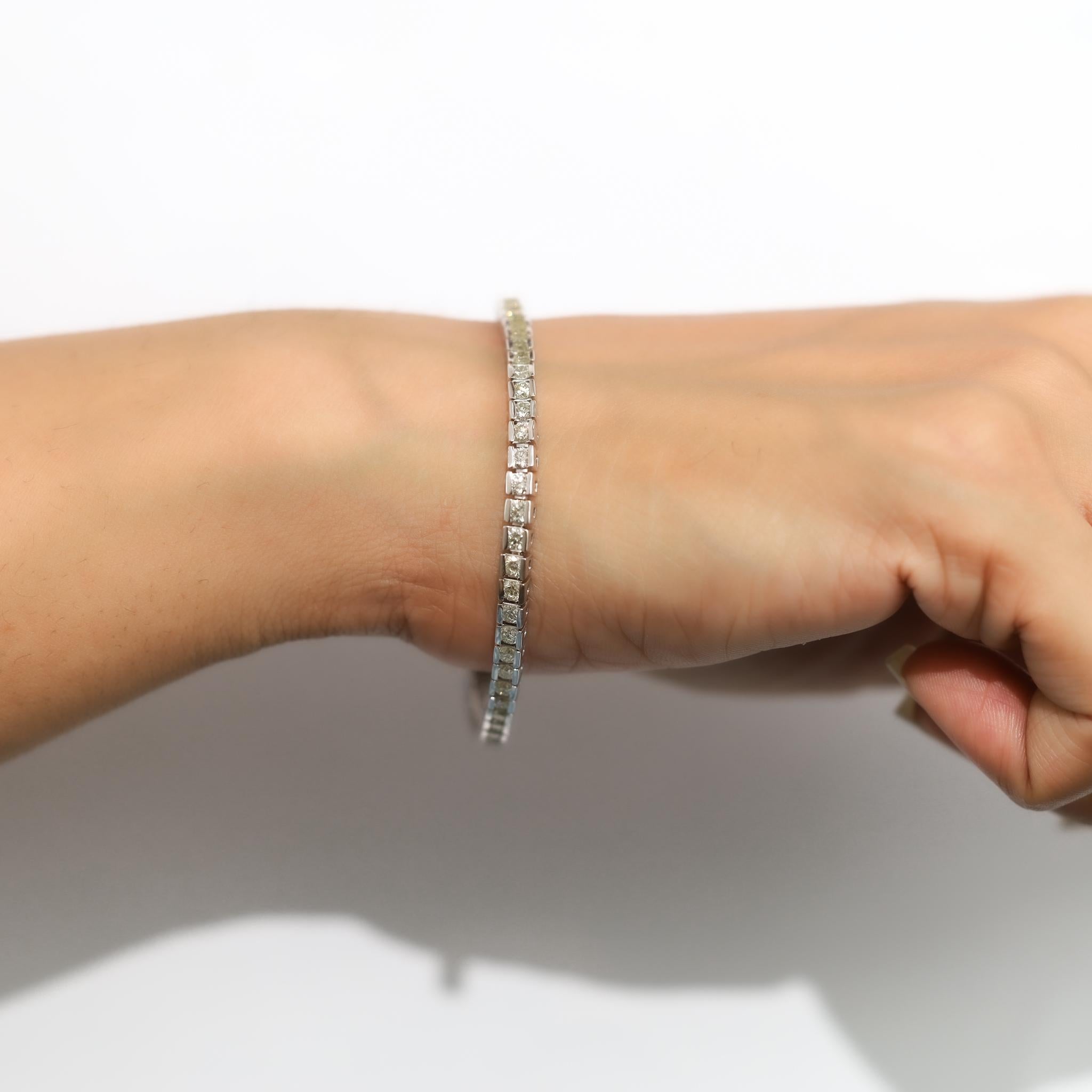 Bracciale tennis con diamanti naturali a taglio rotondo da 4,4 carati in oro bianco 18 carati - E. F. A. in vendita 1