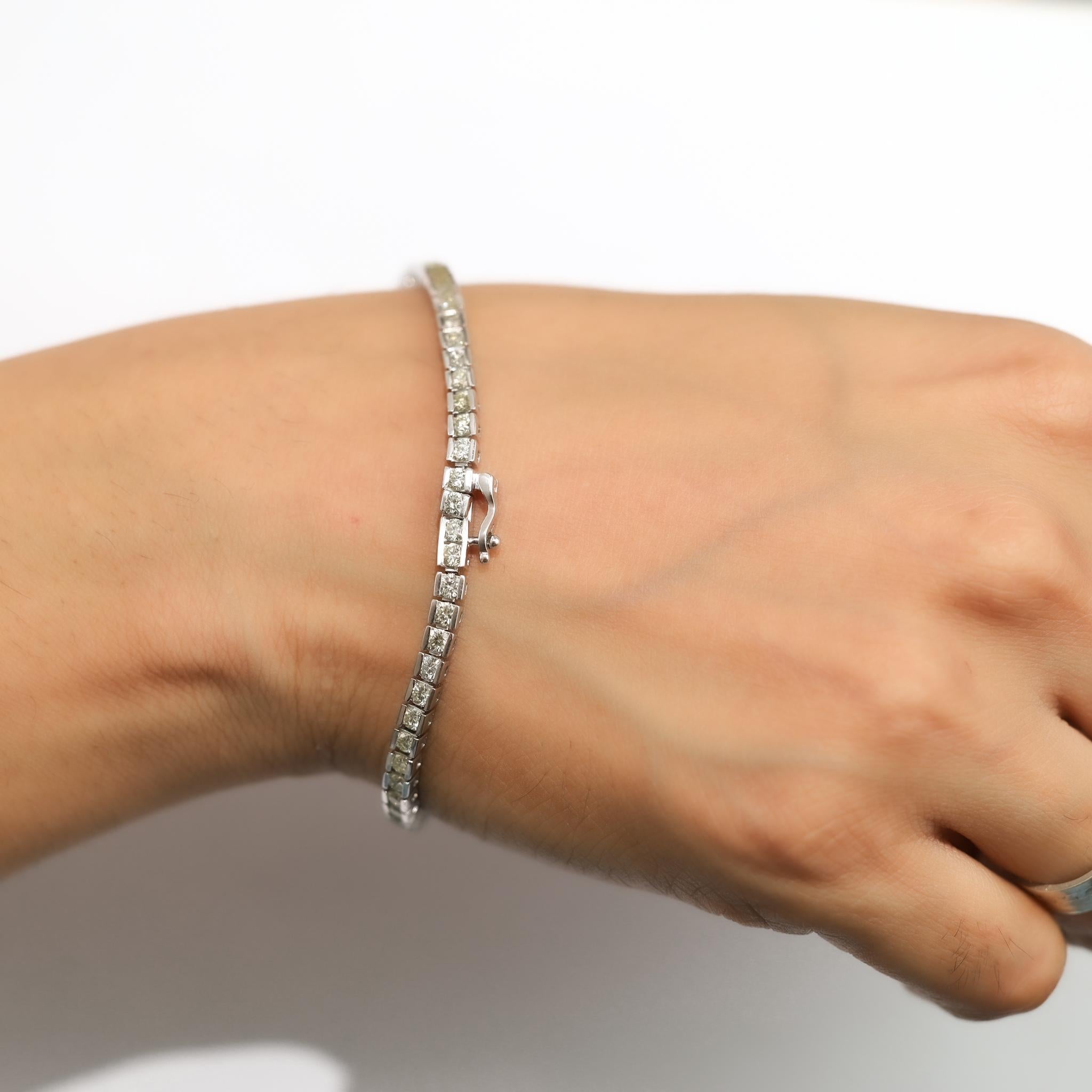 Bracciale tennis con diamanti naturali a taglio rotondo da 4,4 carati in oro bianco 18 carati - E. F. A. in vendita 3