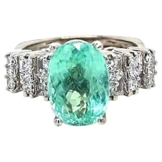 Anillo con turmalina Paraíba ovalada de 4,4 ct, de color azul-verde neón y con contenido de cobre, de oro de 18 quilates, certificado por el GIA