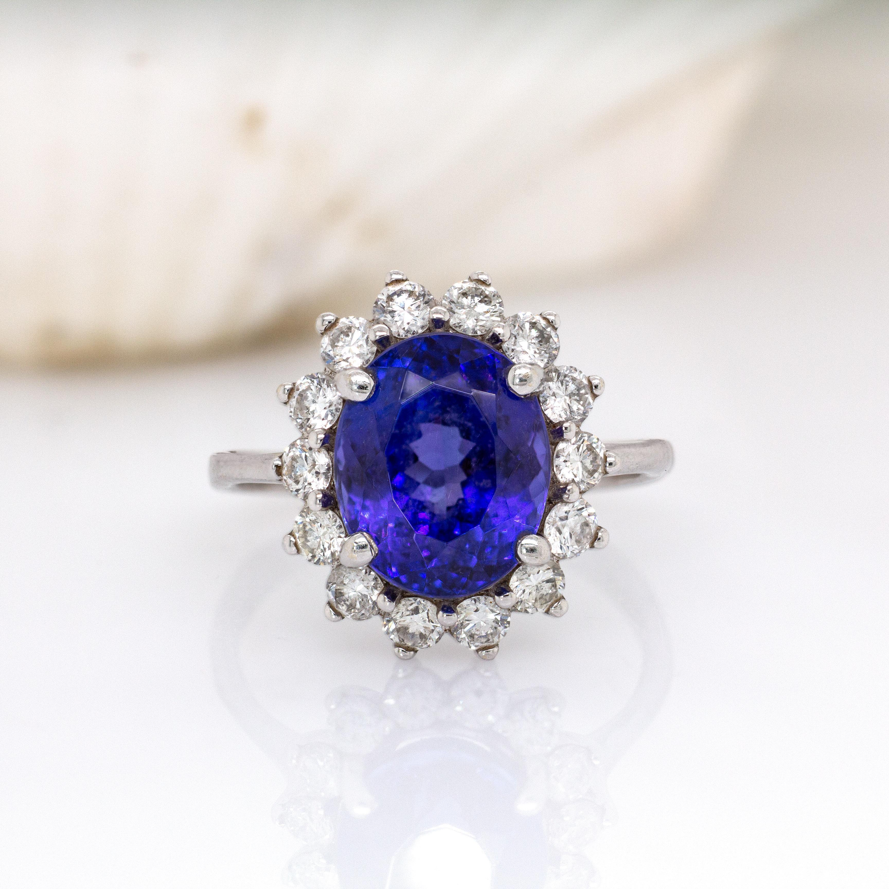 Art Déco Anello con tanzanite da 4,4 carati e diamanti estratti dalla terra in oro bianco 14 carati  OV 10x8mm in vendita
