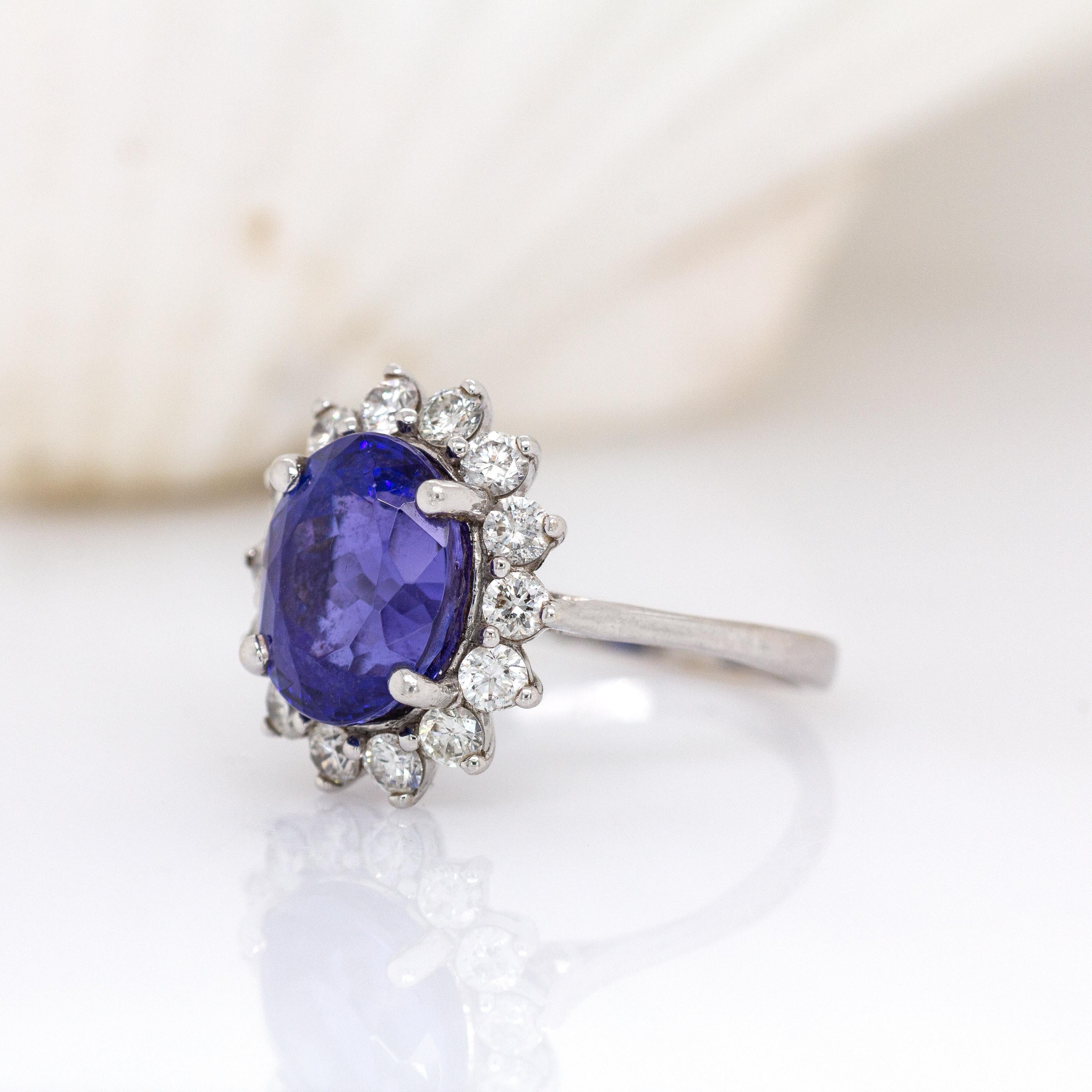 Taglio ovale Anello con tanzanite da 4,4 carati e diamanti estratti dalla terra in oro bianco 14 carati  OV 10x8mm in vendita