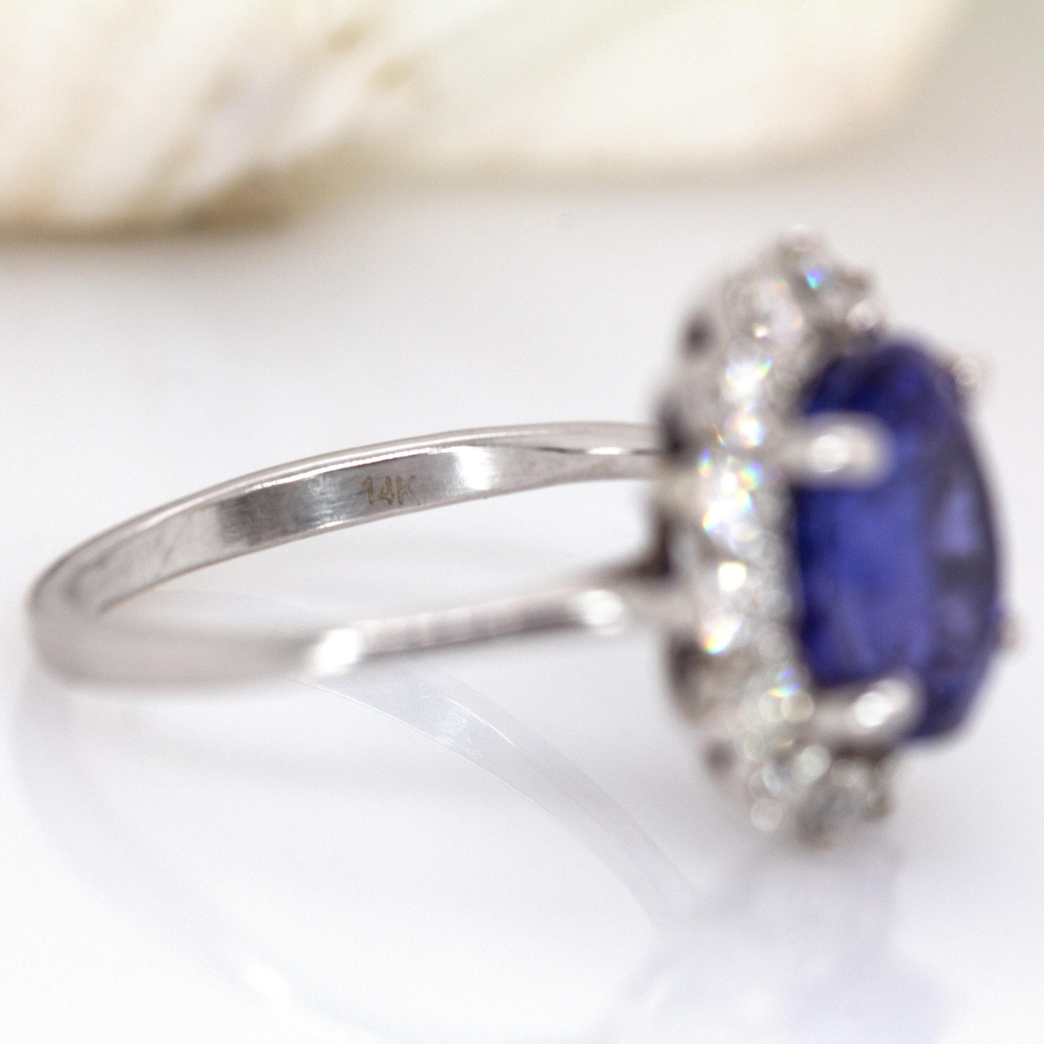 Anello con tanzanite da 4,4 carati e diamanti estratti dalla terra in oro bianco 14 carati  OV 10x8mm In condizioni Nuovo in vendita a Columbus, OH