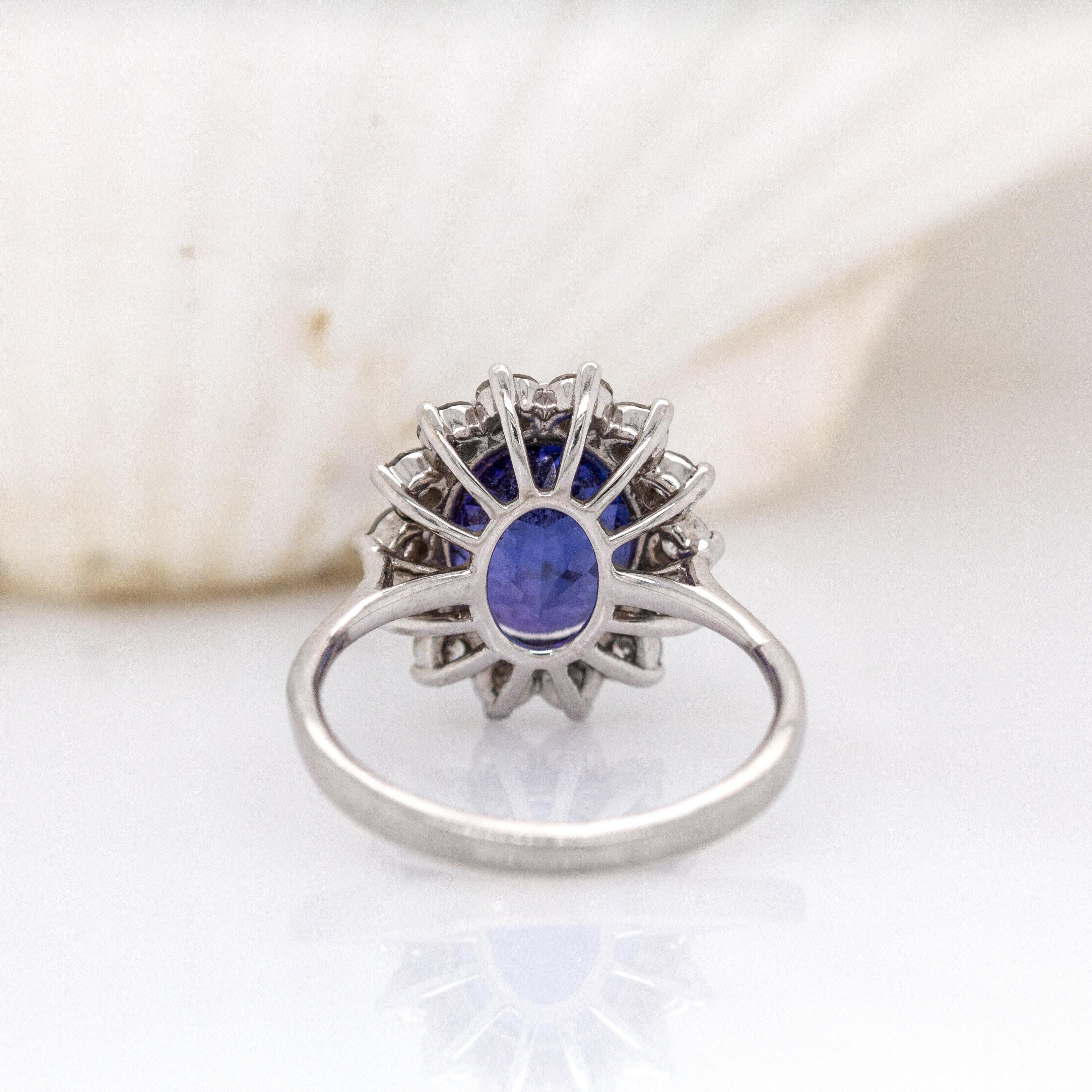 Donna Anello con tanzanite da 4,4 carati e diamanti estratti dalla terra in oro bianco 14 carati  OV 10x8mm in vendita