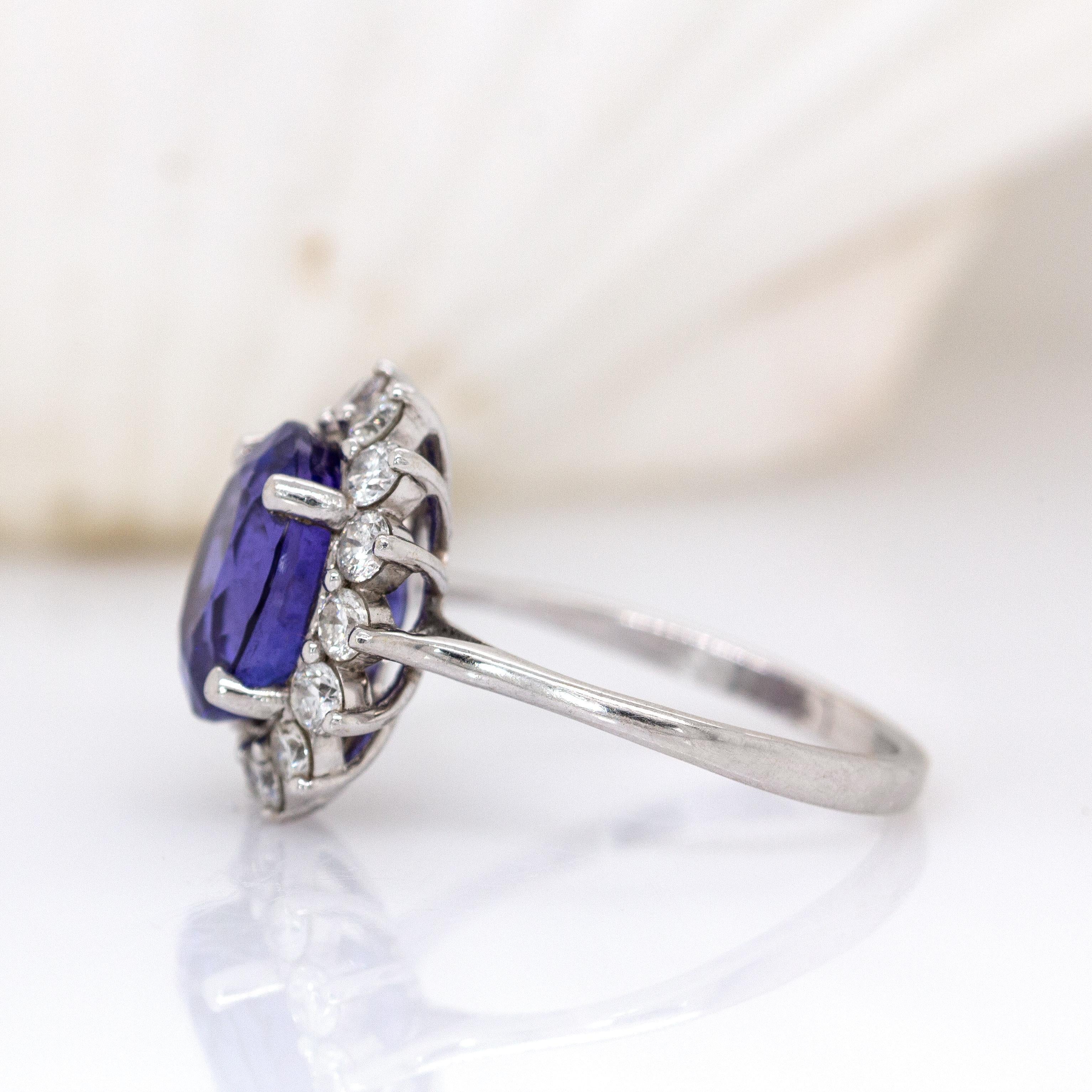 Anello con tanzanite da 4,4 carati e diamanti estratti dalla terra in oro bianco 14 carati  OV 10x8mm in vendita 1