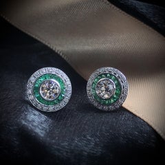 4,4 mm runde Diamanten und Smaragde im unsichtbaren Set mit doppeltem Halo-Ohrstecker aus Weißgold