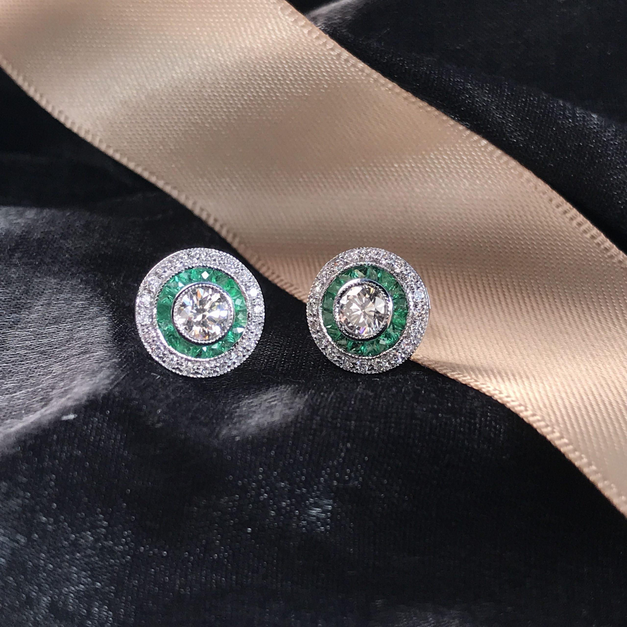 4.4mm Round Diamond & Emerald Invisible Set Double Halo Stud White Gold Earrings Art Decó en venta