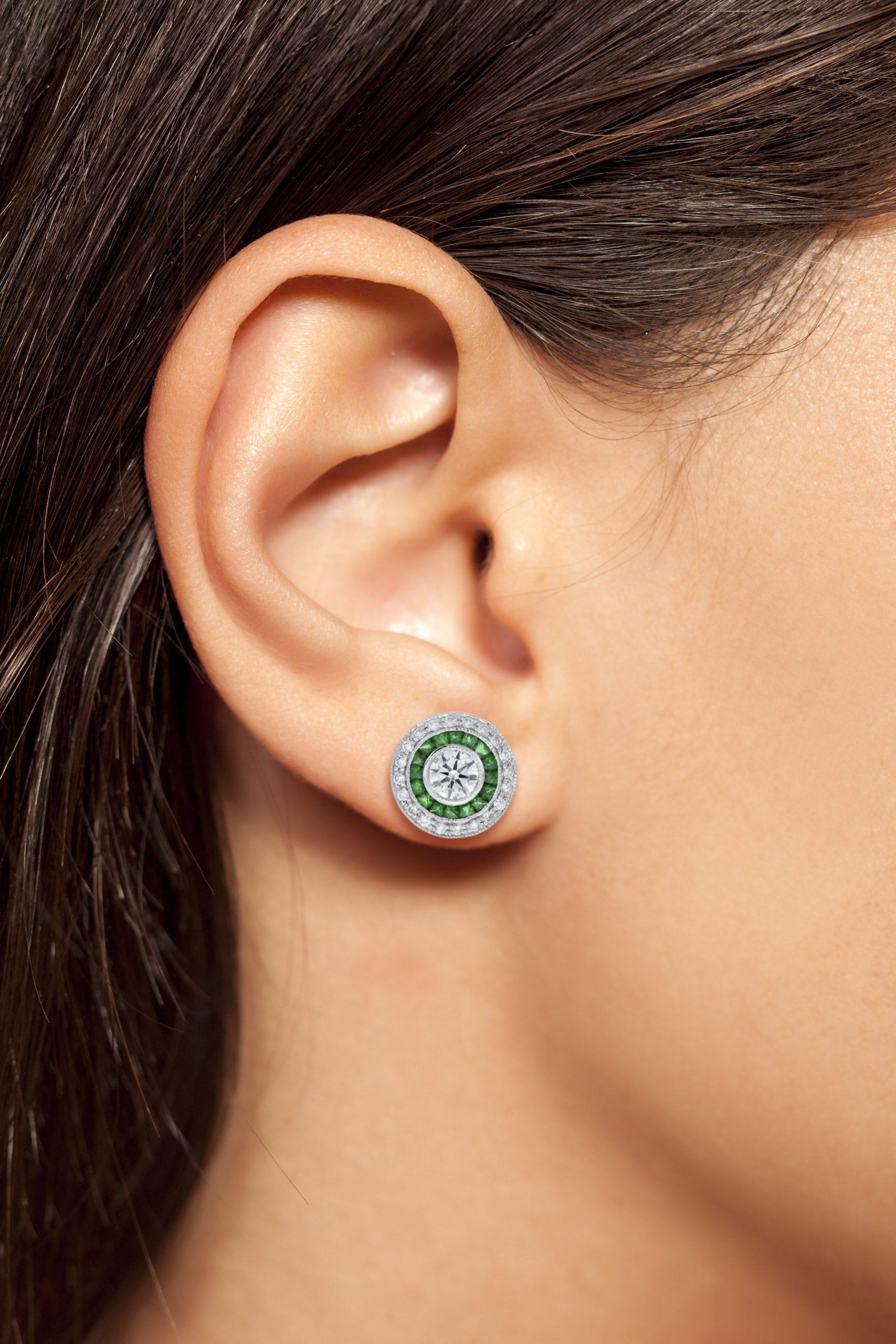 4.4mm Round Diamond & Emerald Invisible Set Double Halo Stud White Gold Earrings en venta 1