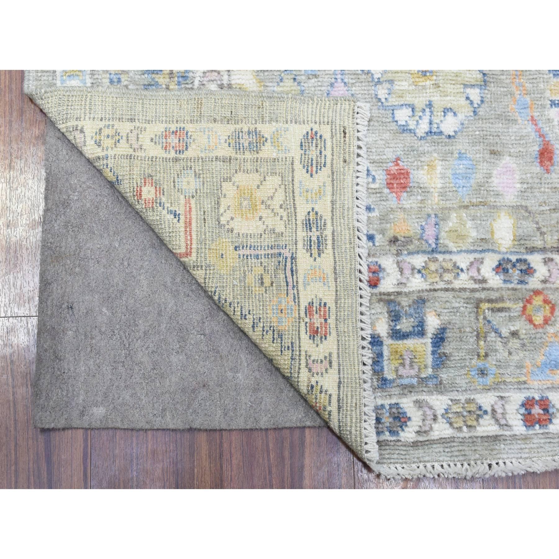 Il s'agit d'une véritable pièce unique, nouée à la main en laine colorée Taupe Afghan Angora Oushak, large tapis de course. Il a été noué pendant des mois et des mois selon des techniques de tissage séculaires par des artisans experts.
Matières