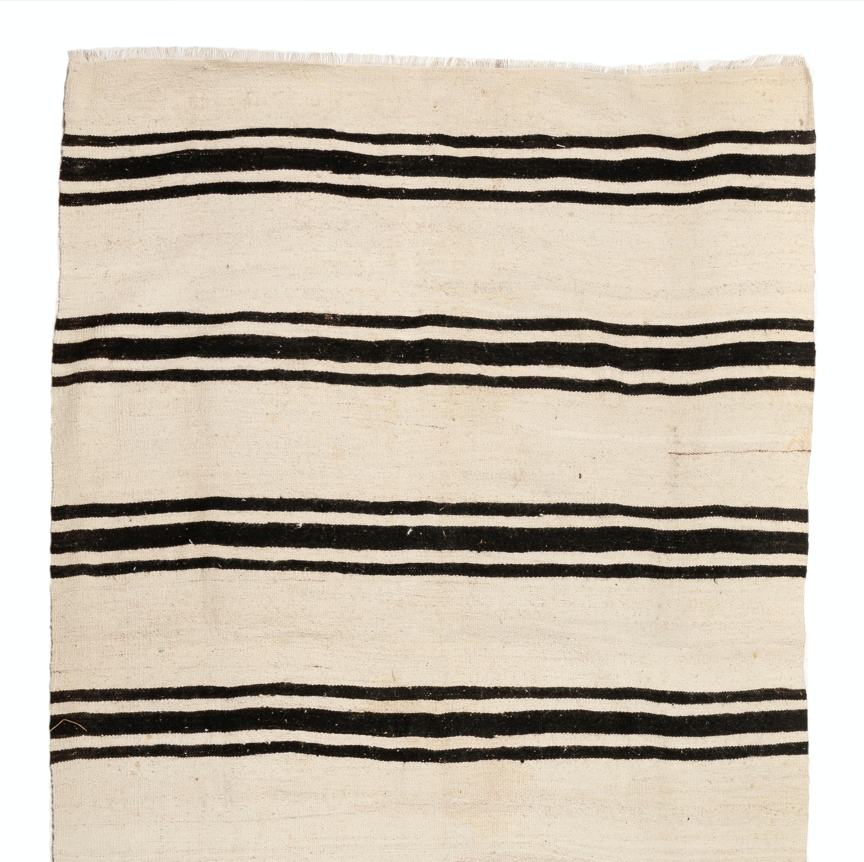 Uno de esos auténticos tejidos planos (Kilims) del centro de Turquía que tejían a mano los nómadas para cubrir el suelo de sus tiendas y casas de invierno. Estos kilims se hacían para utilizarlos en la vida cotidiana más que para revenderlos y