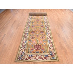 Alfombra de pasillo de lana anudada a mano, de estilo Arts and Crafts europeo, de color amarillo, de 4'4" x 17'4"