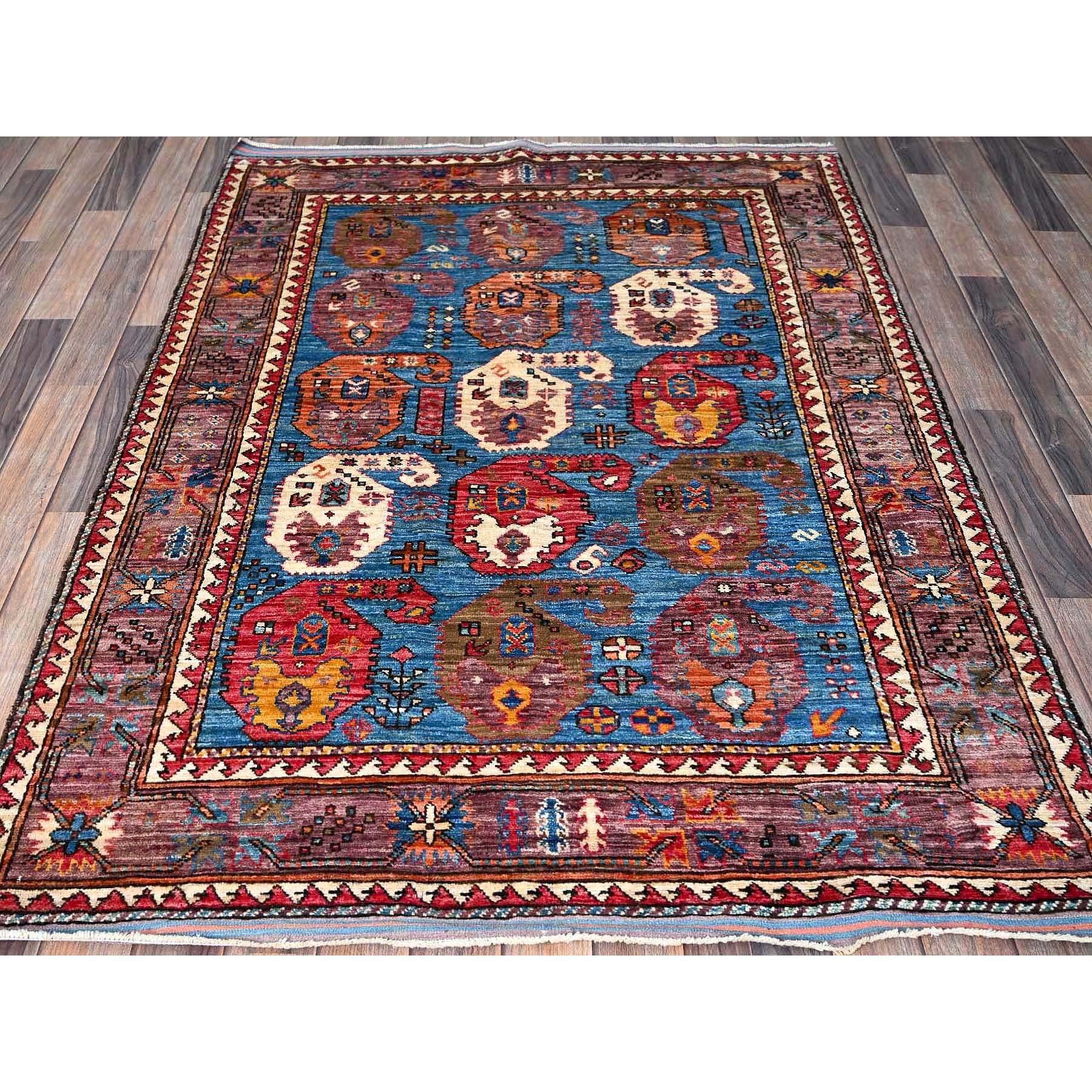 Azul Carolina, Ersari afgano con nudo turco, Renacimiento del diseño caucásico, Tintes vegetales, Tejido denso, Anudado a mano, Lana suave y aterciopelada, Alfombra oriental
Materiales primarios: Lana
Látex: Sin pelo 
altura: 0,25 Pulgadas
Estilo: