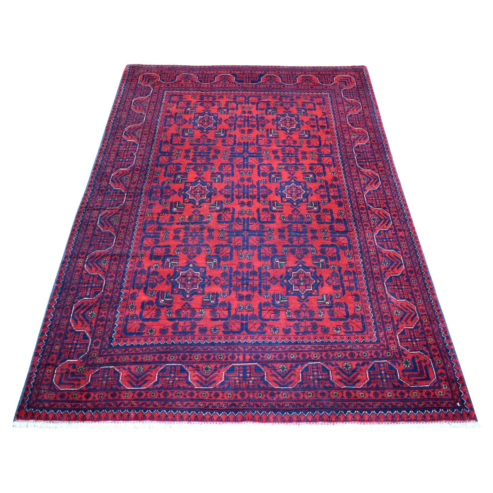 4
4 "x6
3" Tiefes und gesättigtes Rot, Afghan Khamyab Glänzende Wolle Handgeknüpfter Teppich