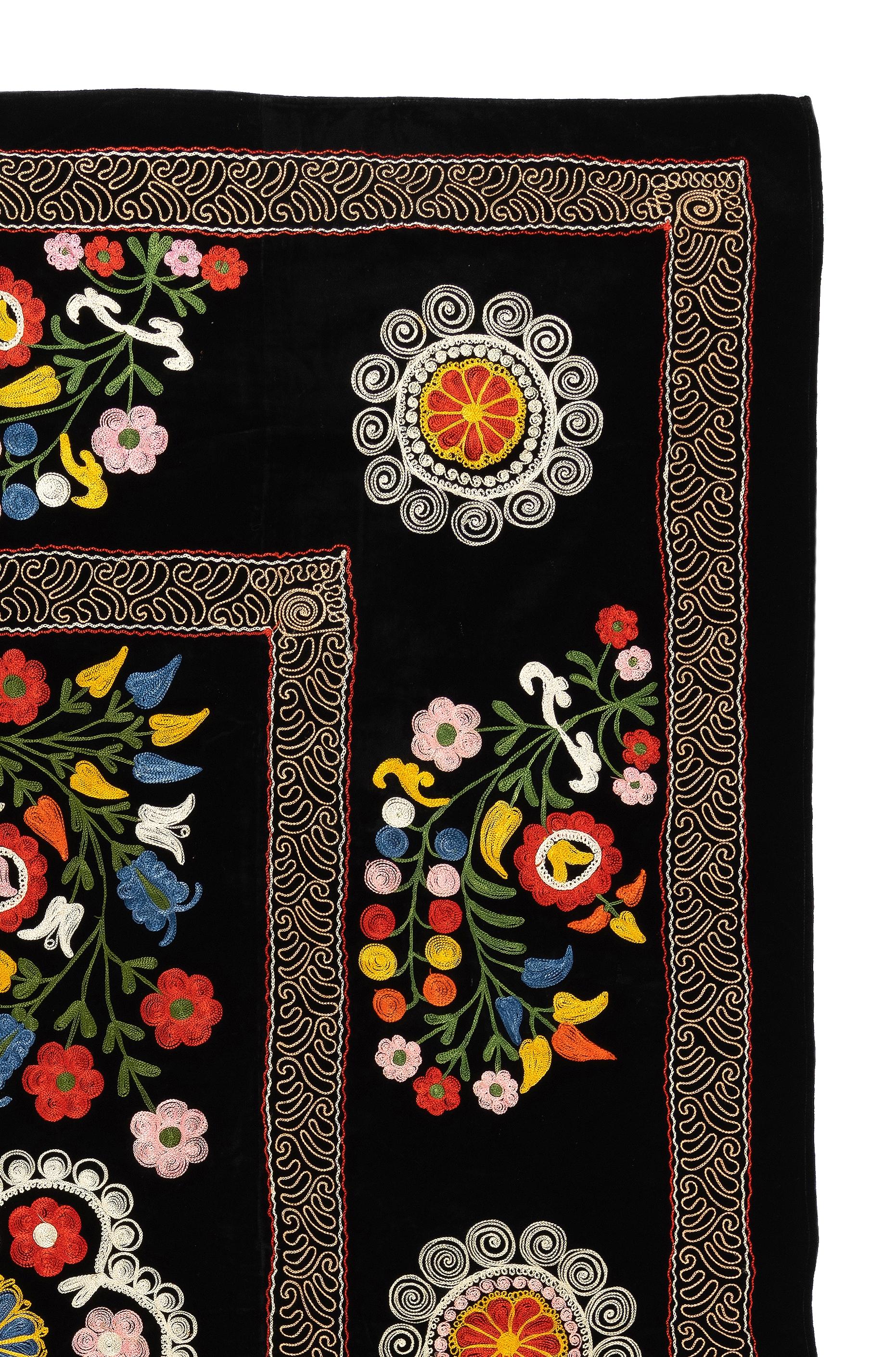 Ouzbek 4.4x6.7 Ft Broderie de soie Suzani Couvre-lit, Tenture murale noire, Tapisserie florale en vente