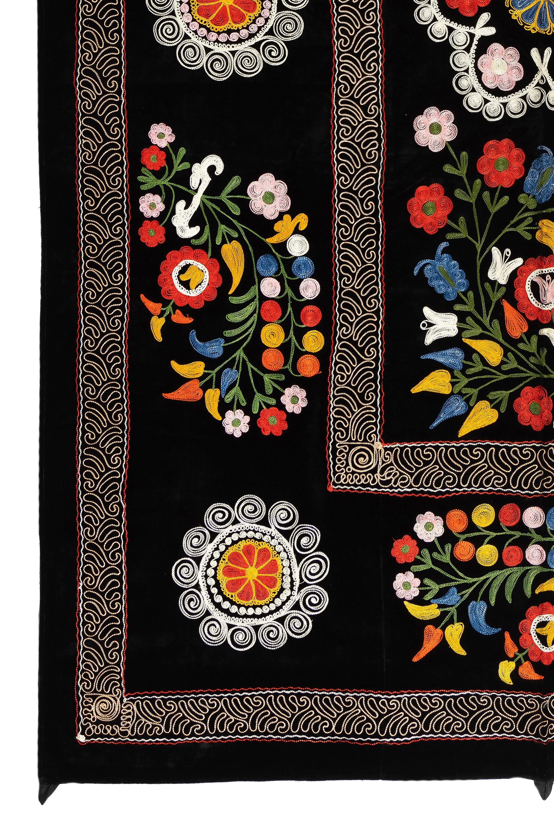 Brodé 4.4x6.7 Ft Broderie de soie Suzani Couvre-lit, Tenture murale noire, Tapisserie florale en vente