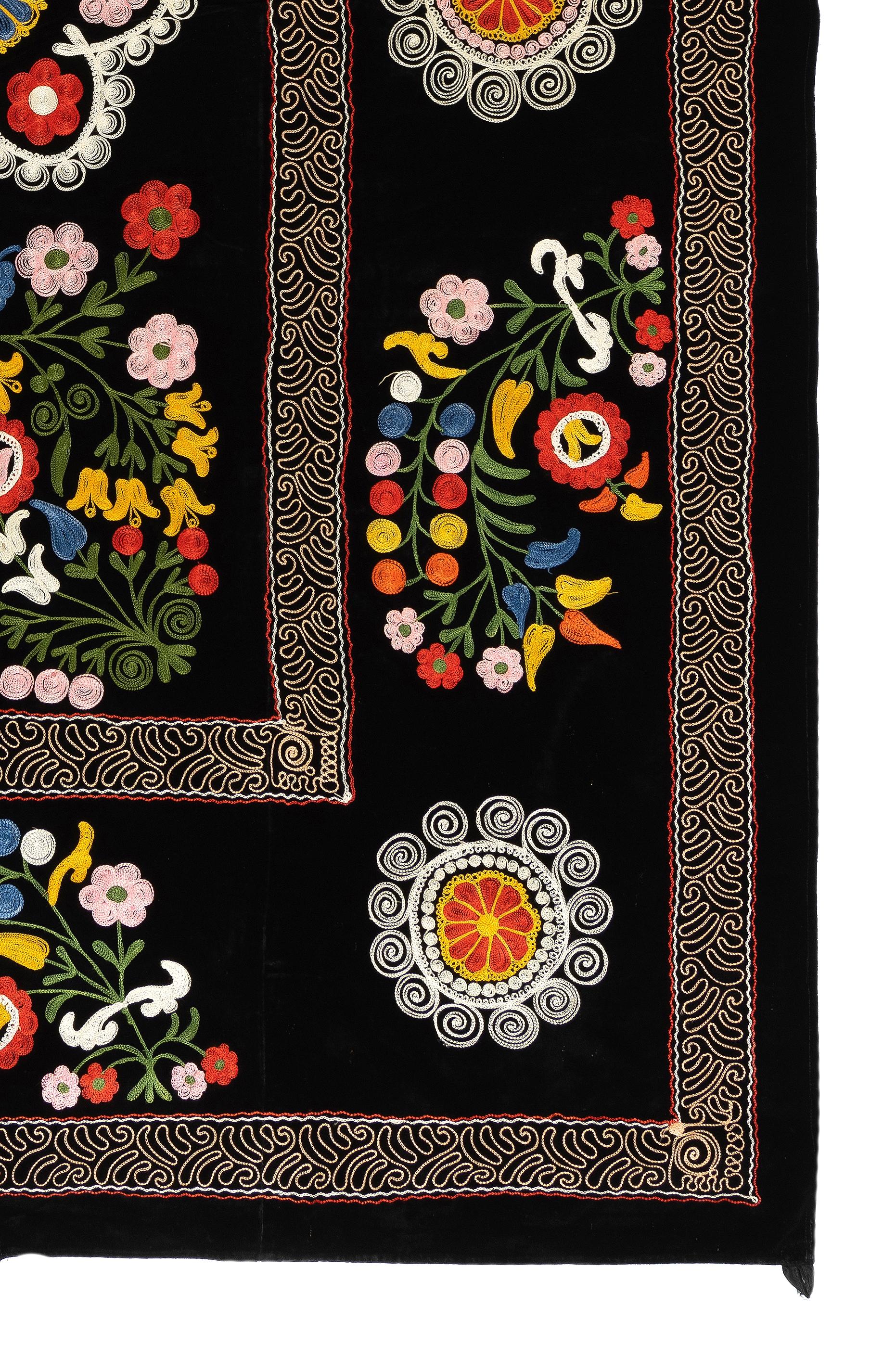 4.4x6.7 Ft Broderie de soie Suzani Couvre-lit, Tenture murale noire, Tapisserie florale Excellent état - En vente à Spring Valley, NY