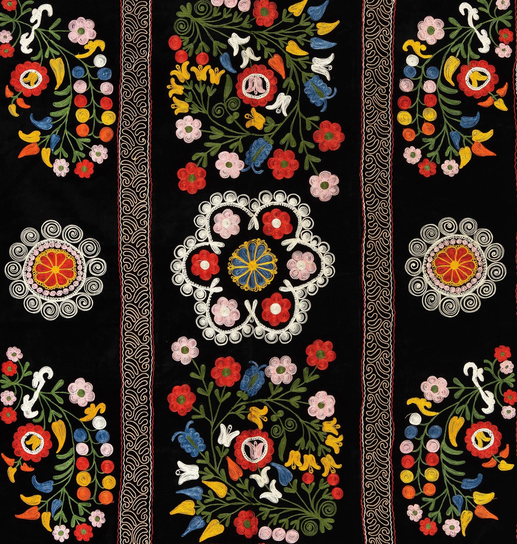 Bestickte Suzani-Bettbezug mit Blumenmuster, 4.4x6.7 Ft, schwarz, Wandbehang im Zustand „Gut“ im Angebot in Philadelphia, PA