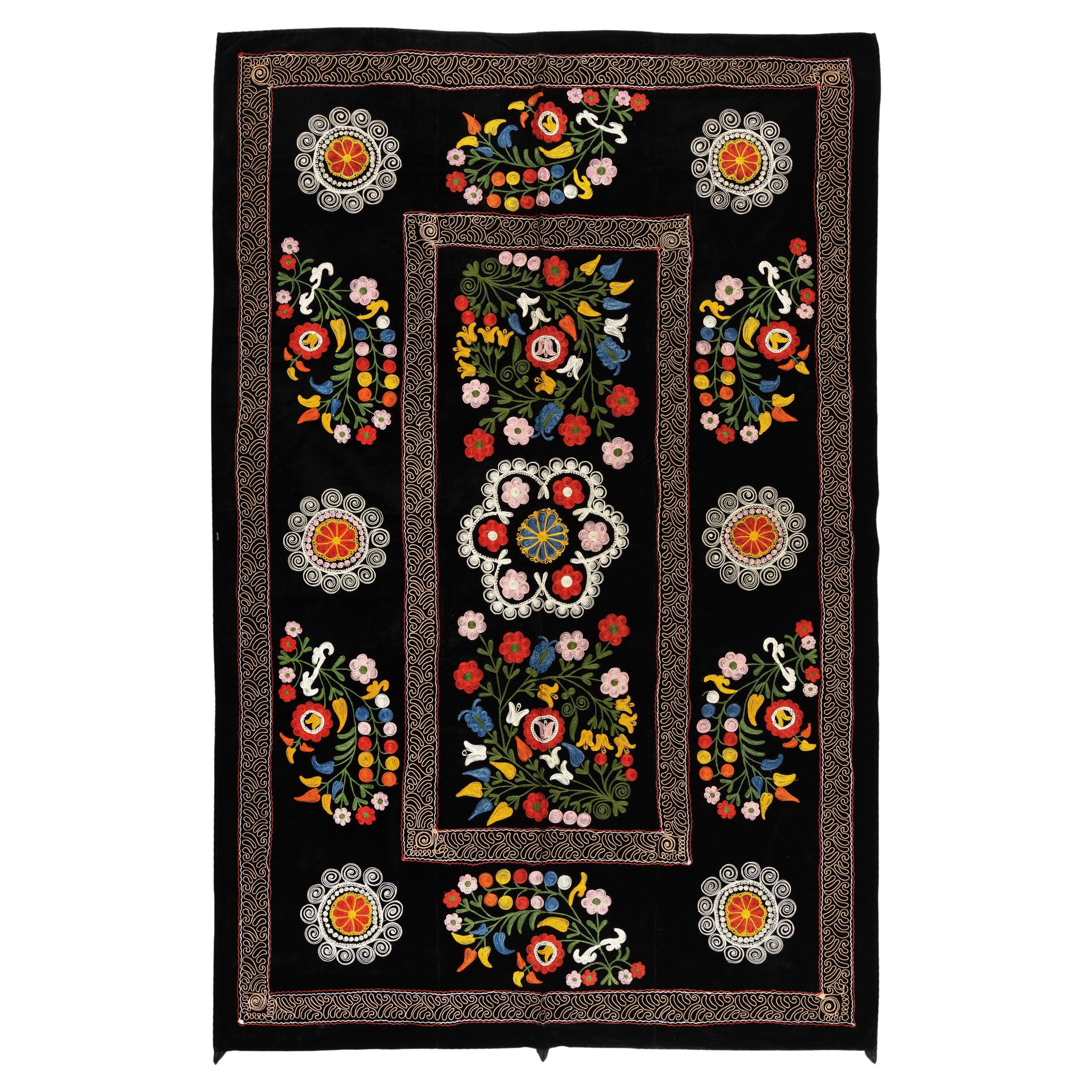 4.4x6.7 Ft Silk Embroidered Suzani Bed Cover, Floral Pattern Black Wall Hanging For Sale