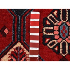 Tapis noué à la main « Red New Zoroastrian Amadan » en pure laine, motif ethnique, 4'4" x 6'8"