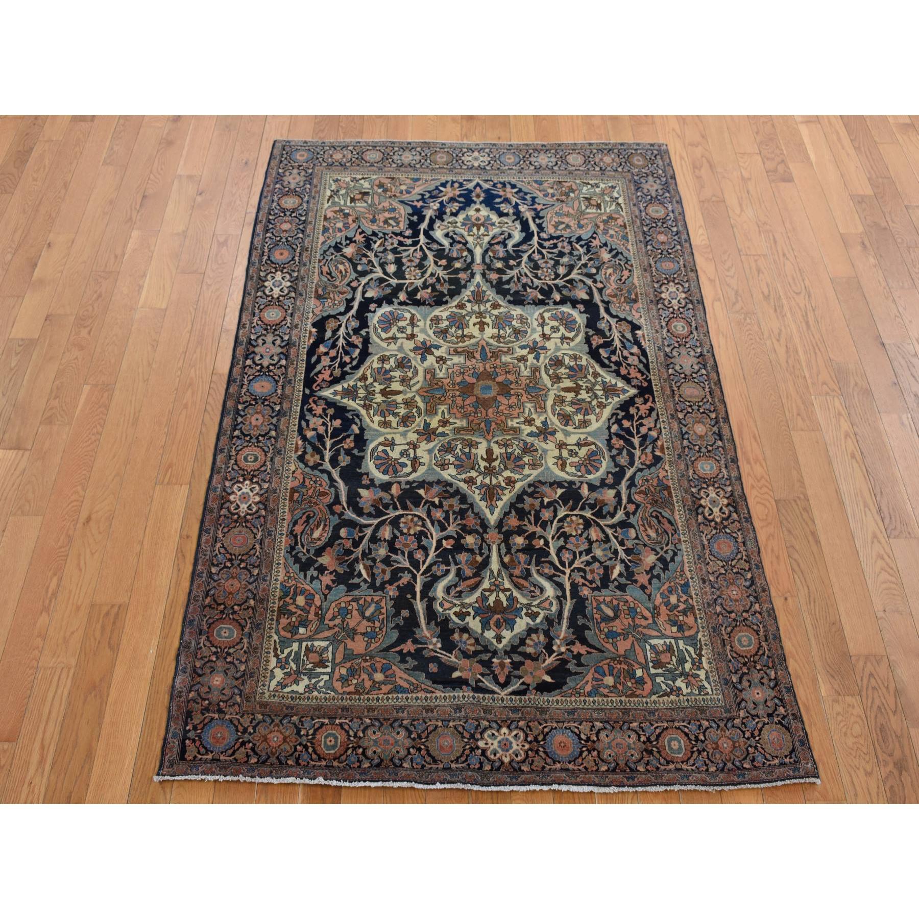 Bernsteinbraun, Antiker persischer Fereghan Sarouk, ausgezeichneter Zustand, sauber und weich, gleichmäßige Abnutzung, 100% Wolle, handgeknüpft, Orientteppich
Primäre MATERIALIEN: Wolle
Latex: Kein Flor 
Höhe: 0,25 Zoll
Stil: