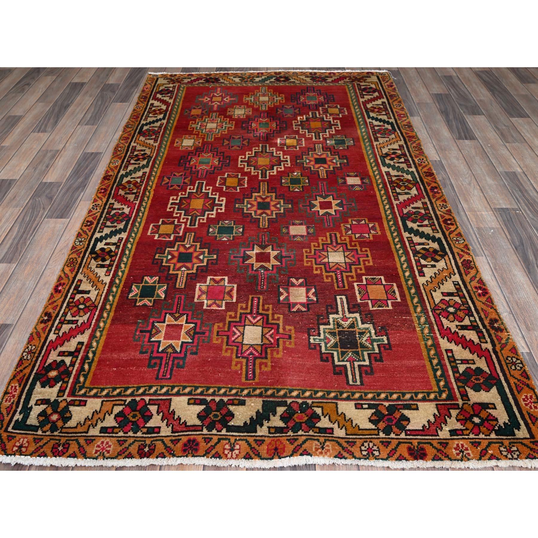 Karminrot, Vintage Persisch Shiraz mit Kaukasischem Gul Design, Dustinct Abrash, Shaved Down, Null Flor, Seiten und Enden Professionell gesichert, Sauber, Handgeknüpft, 100% Wolle, Orientteppich
Primäre MATERIALIEN: Wolle
Latex: Kein Flor 
Höhe: