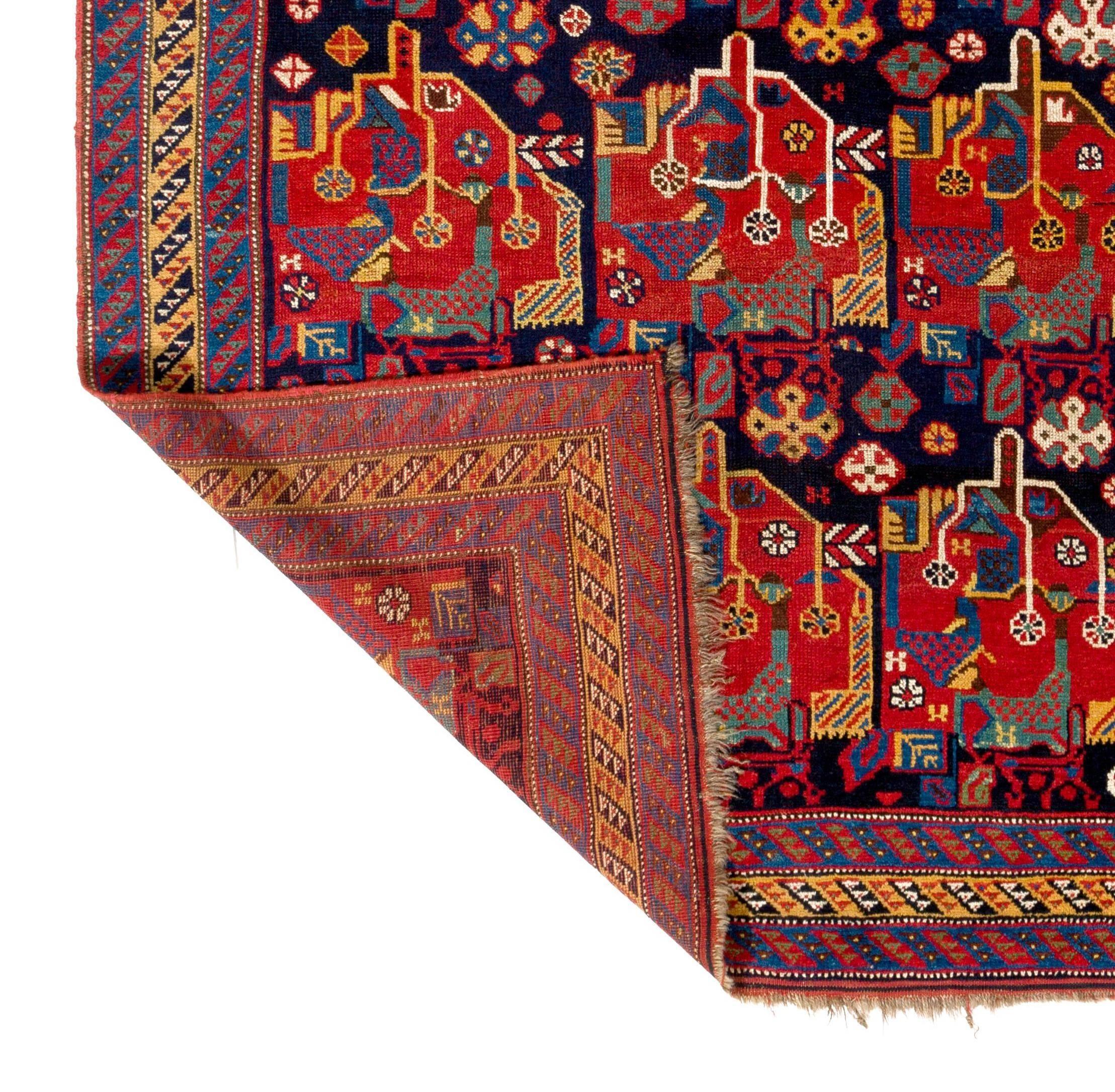 Antiker persischer Qashqai-Teppich mit 4.4x8 Fuß. Einzigartiger Orientteppich im Stammesstil (Stammeskunst) im Angebot