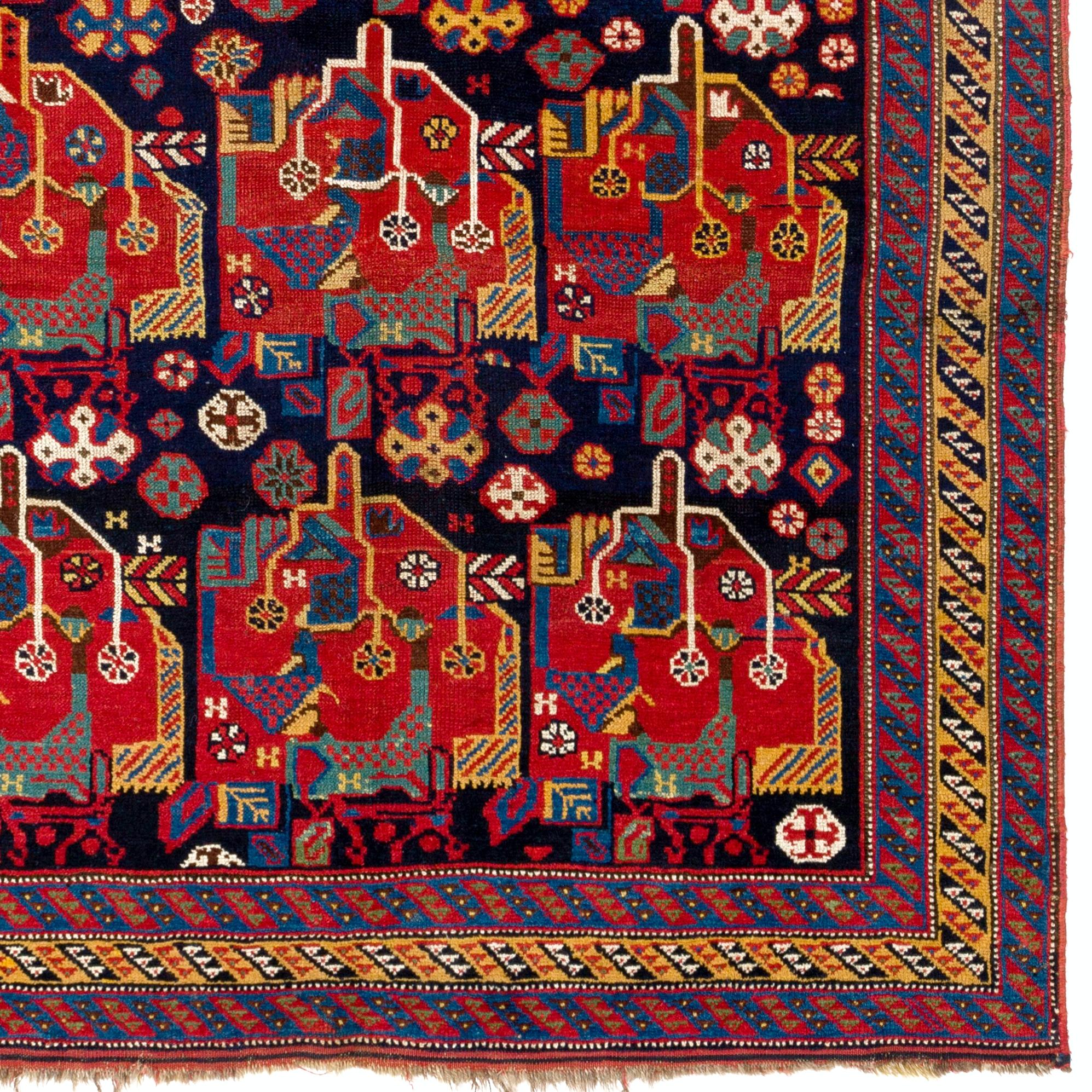 Antiker persischer Qashqai-Teppich mit 4.4x8 Fuß. Einzigartiger Orientteppich im Stammesstil (Handgeknüpft) im Angebot