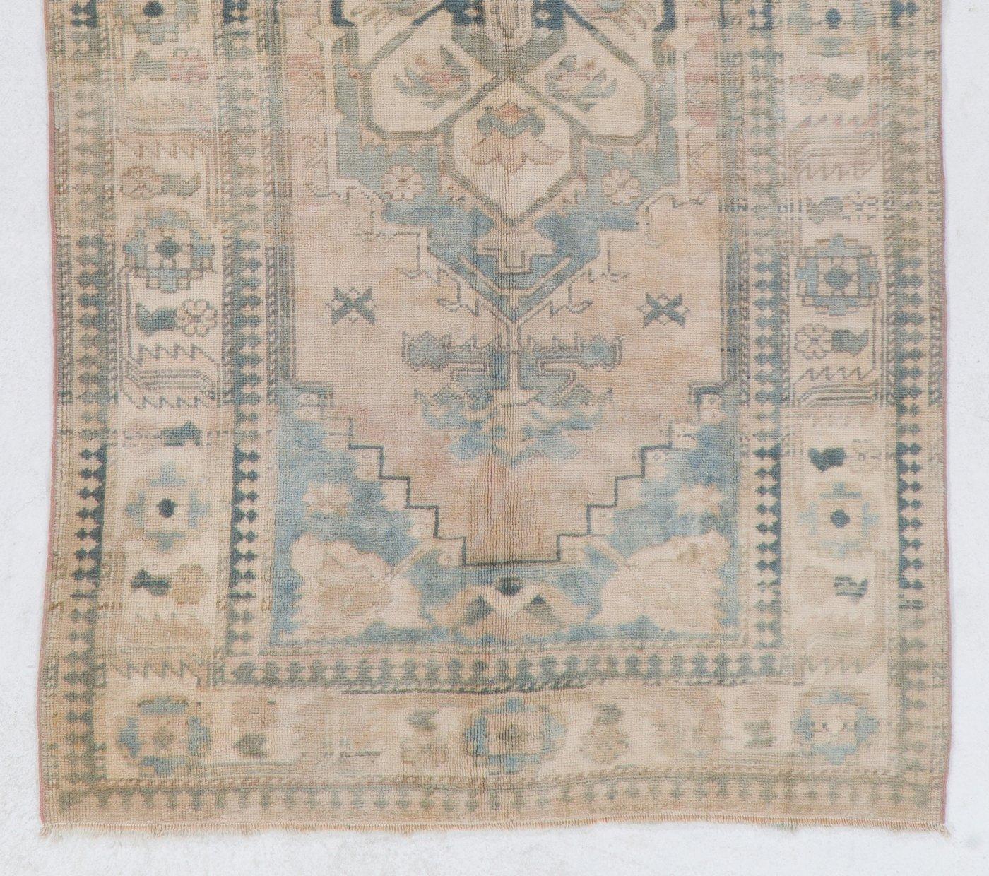 4.4x8 Ft Vintage Anatolischer Oushak-Teppich mit Wollflor in Verblasstrosa und Blau (Türkisch) im Angebot