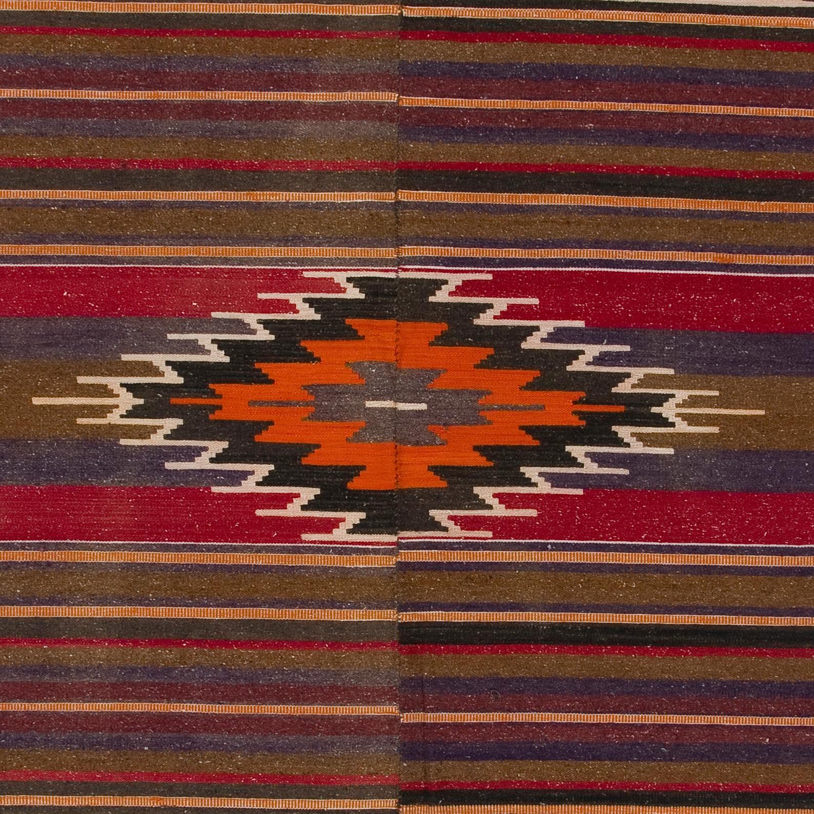Un semplice ma bellissimo tappeto di lana tessuto a mano dalle tribù nomadi della Turchia centro-meridionale. In ottime condizioni, robusto e pulito. 100% lana. Questo Kilim è tradizionalmente tessuto in due metà e collegato al centro. 
Dimensioni: