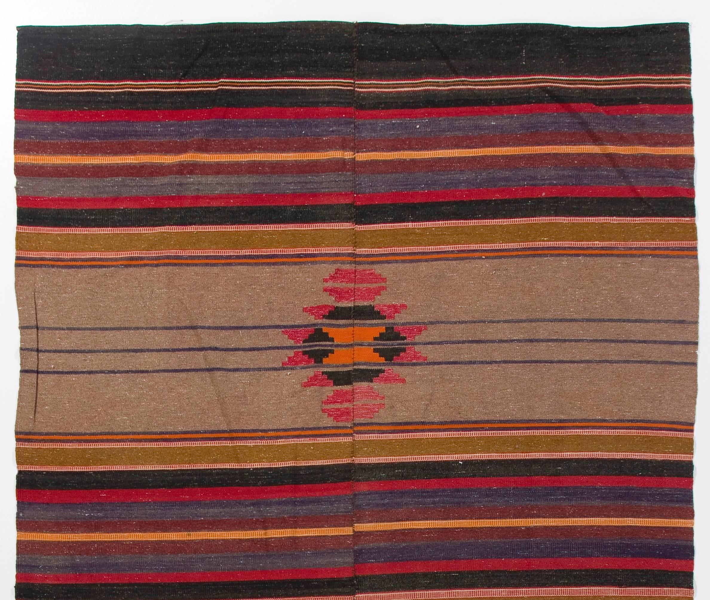 Tejido plano (kilim) vintage hecho a mano, 100% lana. 
Podemos modificar las dimensiones si lo solicita, es decir, hacerlo más corto y/o más estrecho.
Reversible; se pueden utilizar ambas caras.
Ideal para interiores residenciales y