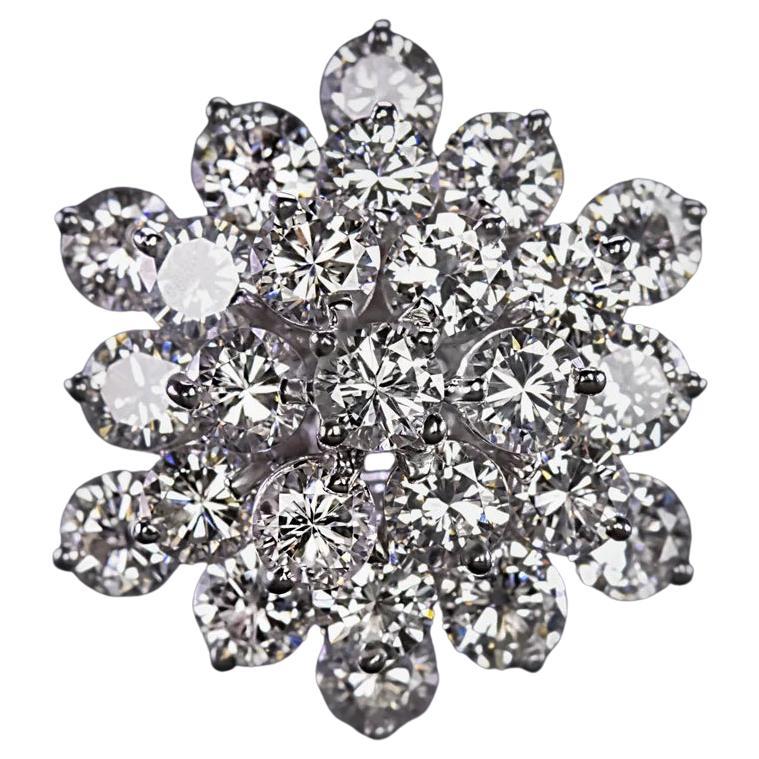 4,5 Karat Diamant 14K Weißgold Cluster Vintage Cocktail-Ring mit Diamanten  im Angebot