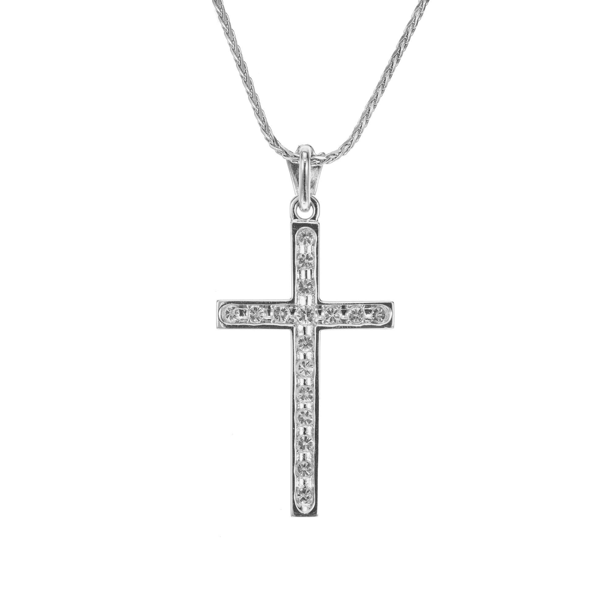 Taille ronde Collier pendentif croix en or blanc avec diamants de 0,45 carat en vente