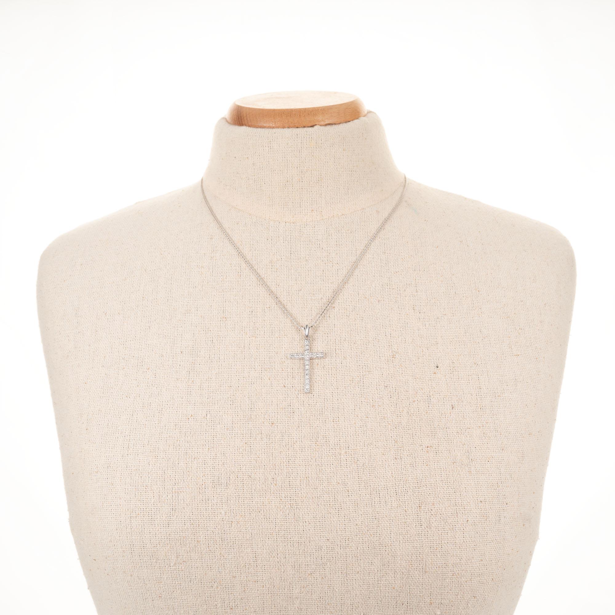 Collier pendentif croix en or blanc avec diamants de 0,45 carat Pour femmes en vente